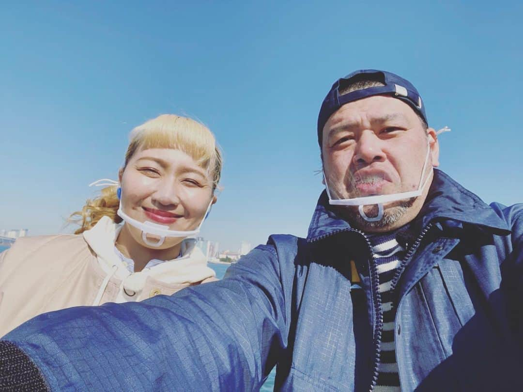 丸山桂里奈さんのインスタグラム写真 - (丸山桂里奈Instagram)「青い空と、くきちゃん🤨🍜❗️ 最高のロケ😳👏🍈㊗️⚽️  #ロケ #朝から #ずっと一緒 #大好きな人 #女男関係なく #信頼できる人 #癒し #そして落ち着く人 #いつもありがとう #くきちゃん #くっきー #最強に楽しい一日です #あたしなんか顔が変 #いい意味で #インスタバエ」2月28日 19時41分 - karinamaruyama