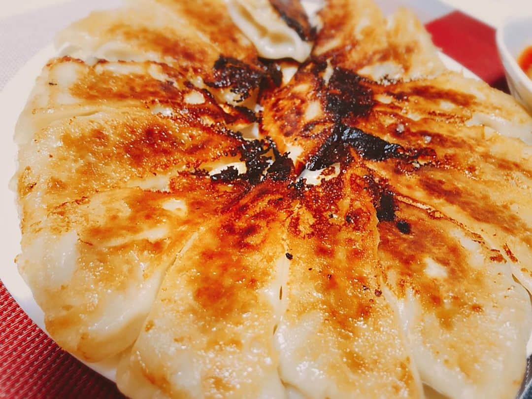 中恵光城のインスタグラム：「おうち餃子とスンドゥブチゲ🥟 いい焼き目✨ ごはんがすすむ！！！  #おうち餃子 #スンドゥブチゲ」
