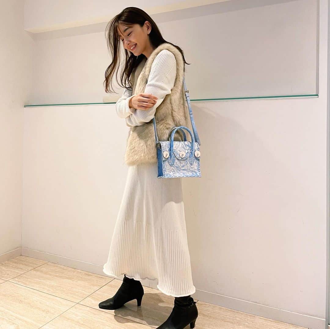 静麻波さんのインスタグラム写真 - (静麻波Instagram)「私服🐑🪞💭  久しぶりにワンピース。 バッグはグレースコンチネンタルの カービングドライブスシリーズ。 シンプルな服装にアクセントとして取り入れるととってもかわいい👜♡  明日からまた1週間頑張りましょう〜😊  #カービングバッグ  #carvingtribes  #カービングトライブス  #pr」2月28日 19時43分 - manami_shizuka