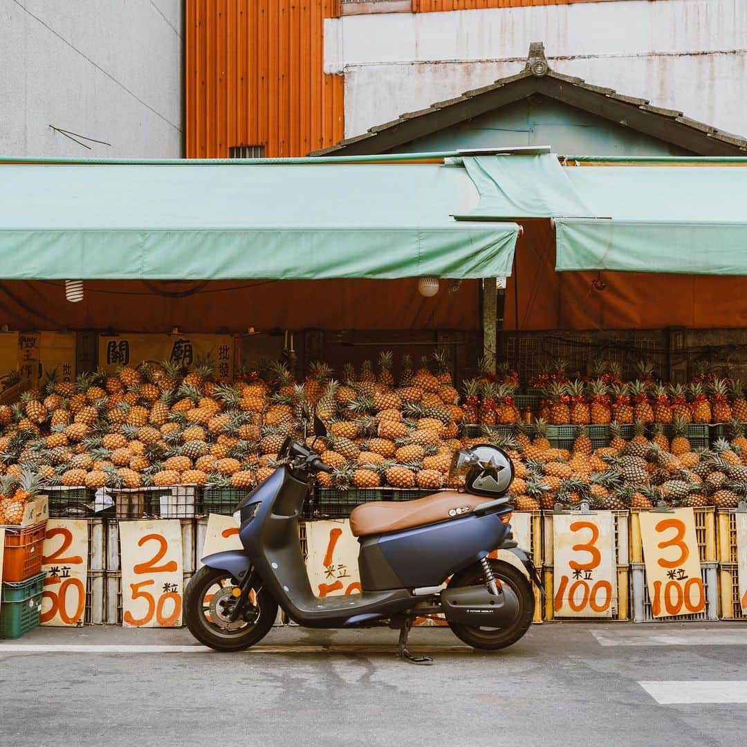 李翔のインスタグラム：「鳳梨與我同在﻿ 吃起來🈶️﻿ ﻿ #宏佳騰智慧電車﻿ ﻿」