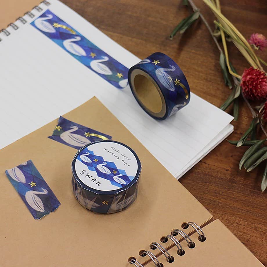 手紙社さんのインスタグラム写真 - (手紙社Instagram)「【透かし和紙を使った特製BOXに入った「Bird」セット】 昭和8年から続く京都の和文具メーカー・表現社が立ち上げたブランド「cozyca products（@cozycaproducts）」。より多くの人に作家のデザインを楽しんでもらいたい、作り手の活動を少しでも応援したいと、20人近い作家とコラボしたアイテムをそろえます。透かし和紙を使った特製BOXに、イラストレーター・西淑さんのアイテムを詰め込んだセットは紙博限定です。  --------------------- 【「手紙社のオンラインフェスティバル 紙博&陶博」開催概要】 会期：2021年3月1日（月）〜3月7日（日）　＊参加無料﻿ 会場：「手紙社のオンラインフェスティバル 紙博&陶博」公式サイト﻿  ▶︎詳細は「@kamihaku2021」プロフィールのURLから！  ◎オンラインショッピング 定番アイテムだけでなく、新作やここだけの限定アイテムなど、出展者による渾身の作品がずらりと並びます。さらに“手紙社の部員”限定で、ひと足早くお買い物ができる先行販売を実施！ プレビュー期間：2月25日（木）12:00〜2月27日（土）24:00 先行販売期間：﻿2月28日（日）10:00〜24:00﻿ 一般販売期間：﻿3月1日（月）12:00〜3月7日（日）24:00﻿  ◎オンラインミーティング 制作のバックグラウンドや実際に販売する作品の紹介などを直接聞いたり見たりできるオンラインミーティング（番組）を、一部の出展者からお届けします！  ▶︎「手紙社の部員」について詳しくは、手紙社公式Webサイト→「手紙社の部員について」をチェック！  #手紙社#手紙舎#紙博#陶博#オンラインイベント#紙#イラスト#デザイン#印刷#活版#文房具#マステ#ハンコ#手紙#箱#雑貨#陶器#磁器#器#西淑 #tegamisha#kamihaku#touhaku#paper#papercrafts#ceramics#pottery#handcraft#cozyca_products」2月28日 19時52分 - tegamisha