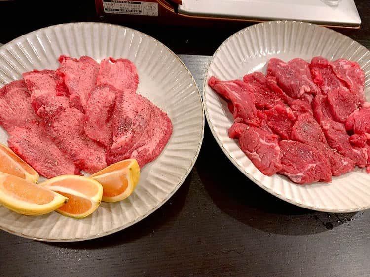 飯田圭織さんのインスタグラム写真 - (飯田圭織Instagram)「こんばんは🌇 コストコで購入した牛肉の塊をYouTubeを参考に見様見真似で切り分けてお家焼肉をしました✨ プライムビーフの肩ロースとタン🐮ネットやTVの情報にあった通りとってもお得で、しかもとっても美味しかったです😆✨ お家ご飯最高🏠🍚 #コストコ #コストコ購入品 #焼肉  #youtube を参考に#肉の切り分け  #お家焼肉 #美味しすぎる 🥩」2月28日 19時52分 - iidakaori.official