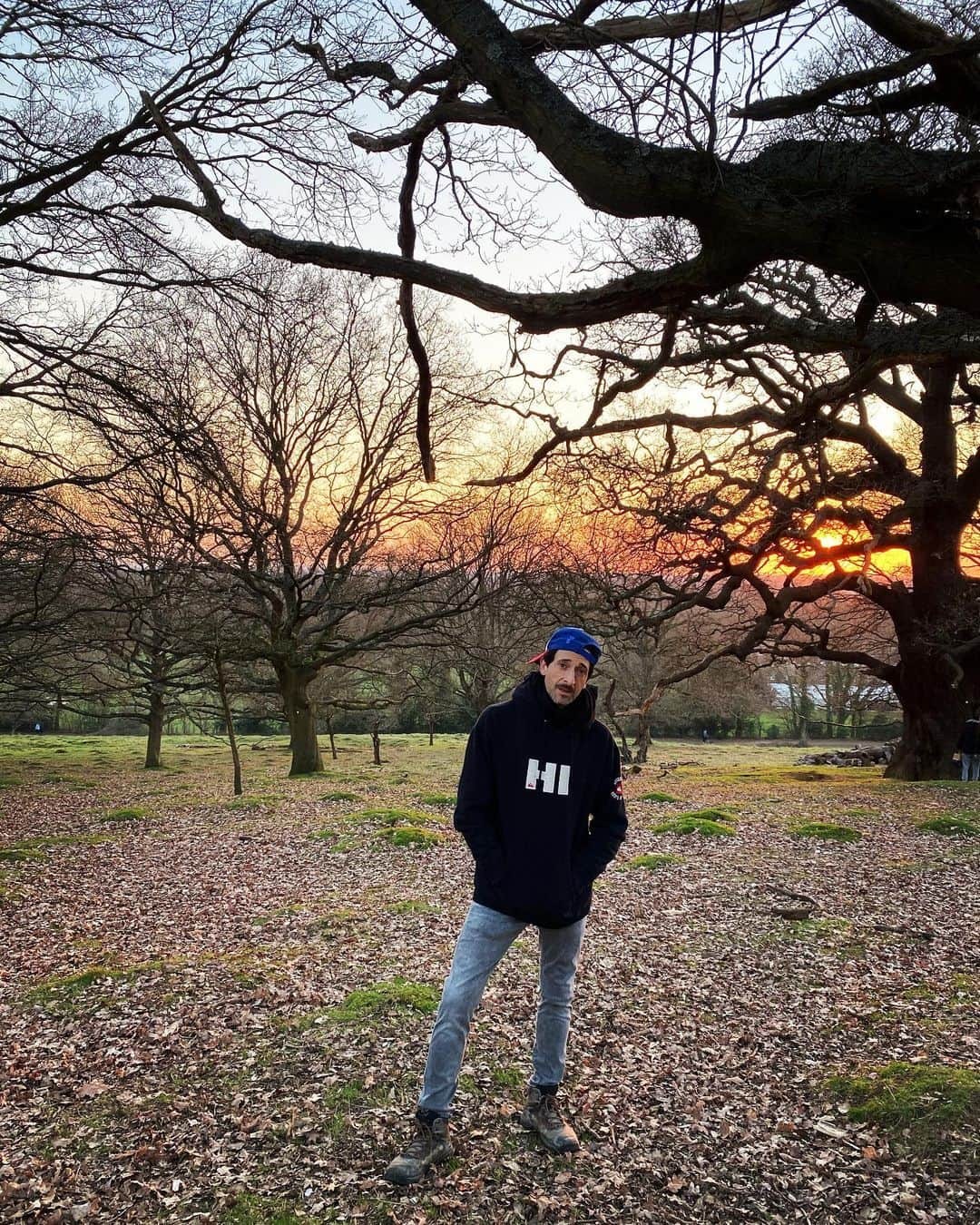 エイドリアン・ブロディのインスタグラム：「Same hat, same hoodie, new moustache 🪃」