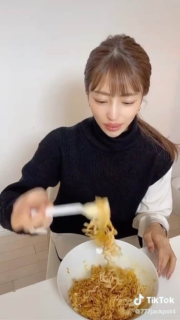 ☆SH!NR!☆のインスタグラム：「ご飯つくってあげたら喜んでくれた😋🍴」