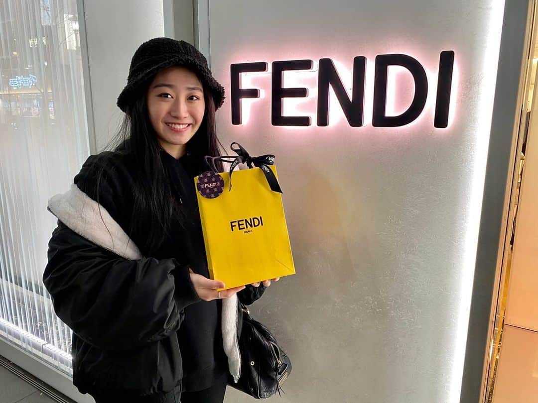 天野真彩のインスタグラム：「. 嬉しすぎる誕生日🎁  #fendi  #fendiwallet」