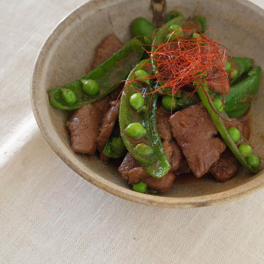 麻木久仁子のインスタグラム：「血を作る牛レバーと、気巡りのスナップエンドウの炒めもの。  春へ向かってからだを作るメニューです。  #レバー　#スナップエンドウ」