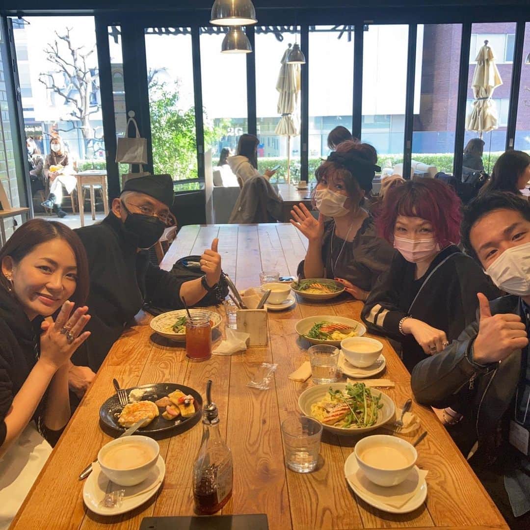 有坂美香のインスタグラム：「【#TV収録 #バックコーラス】 そしてこの度は　#カラオケバトルの女王  #宮本美季 も一緒❣️  美季ちゃん沢山配信ライブしてて凄いな！ @mikivoice  髪も短くなってますます綺麗✨ 直樹さん、美季ちゃんがいると、鈴木雅之さんのツアーが懐かしい❤︎🕶🌹  オンエア詳細はまた追って♫」