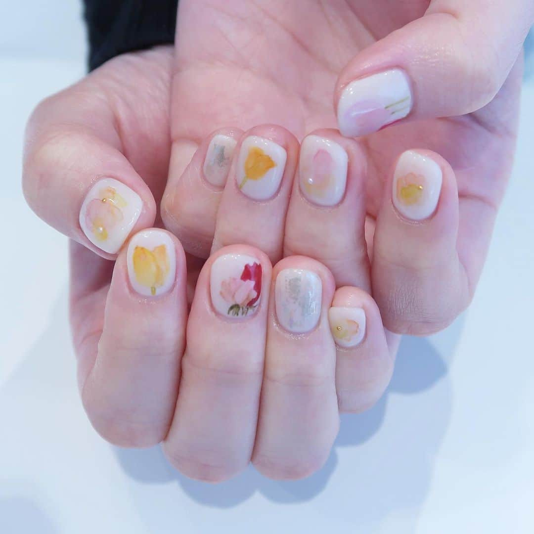 赤木 桃 #ちゃんものインスタグラム：「水彩って繊細で美しくって見惚れちゃうなぁ🌷手描きのチューリップとバラ🎨 2月もありがとうございました✨3月もよろしくお願いします✌🏻  ご予約は✉️ yuo@su7.jp へ空メールを送信 もしくは📞0364552950へお電話ください☺︎ #yuovirth #LIM #nails #代官山 #水彩」