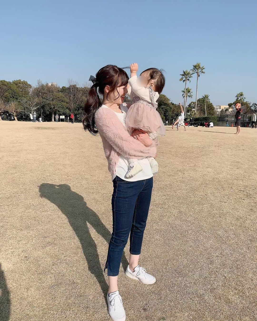 めぇたんのインスタグラム：「抱っこが出来る幸せ👶🏻💕 . ブログには書きましたが、一ヶ月ほど前から 腰痛が酷く歩くのも辛いほどに…(´･_･`) レントゲンを撮ったりしましたが異常はなく やっぱり抱っこの仕方だったり、日々の疲れが重なって 痛くなってしまったようでした。 . よくさ、産後は骨盤矯正！とか言うけど 私なんっっっにもやってなくて😂✌🏻（笑） 同じ時期に産んだ友達、3人中一人だけ一瞬で痩せてたけど その子だけ骨盤矯正してたらしく、それ聞いてやれば良かったと後悔した（笑） 今も痛くなる日があるけど骨盤ベルトをしてると楽で、 そんな時に丁度ご紹介いただいて @guardnerbelt を 使ってみたのですが 今までの骨盤ベルト何？！ってくらい楽で感動！感激！😨❤️ . 使い方は動画を見ていただけると分かりやすいかな？ 腰にベルトを巻いて紐を引っ張るだけです✨ こういうPRの物って信用出来ない方もいらっしゃると思いますが 楽天とかの口コミ見てもらうと分かるように本当にいいよ！ (私も不安で口コミとかめっちゃ調べた（笑）) . 締まってる感じが分かるように動画撮ってみたので 良かったら動画も見てみてください😆🎀 「がっこ(抱っこ)」って言われて「ほいほ〜い」って 抱っこ出来るのがどれだけ幸せか腰痛から学びました🤣✨ . #ガードナーベルト #骨盤矯正 #腰痛改善 #骨盤ベルト #女の子ママ #一歳三ヶ月 #産後ダイエット #pr #骨盤ベルト #健康 #ダイエット」