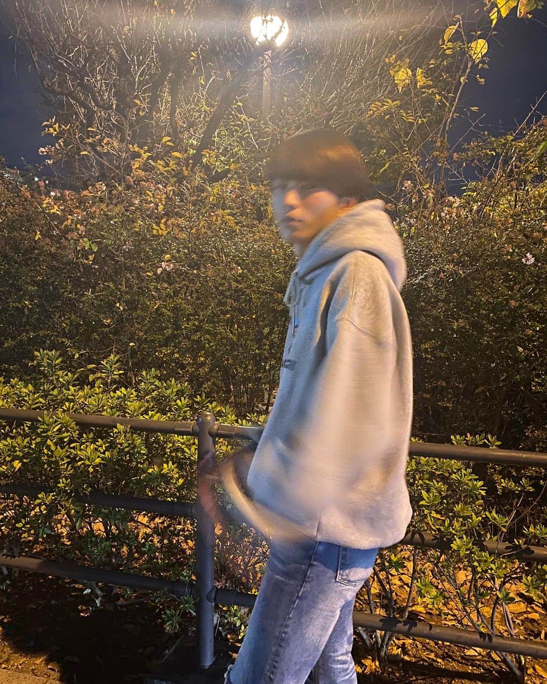 のインスタグラム：「パーカーの紐は結ぶ人です🕺 #躍動感」