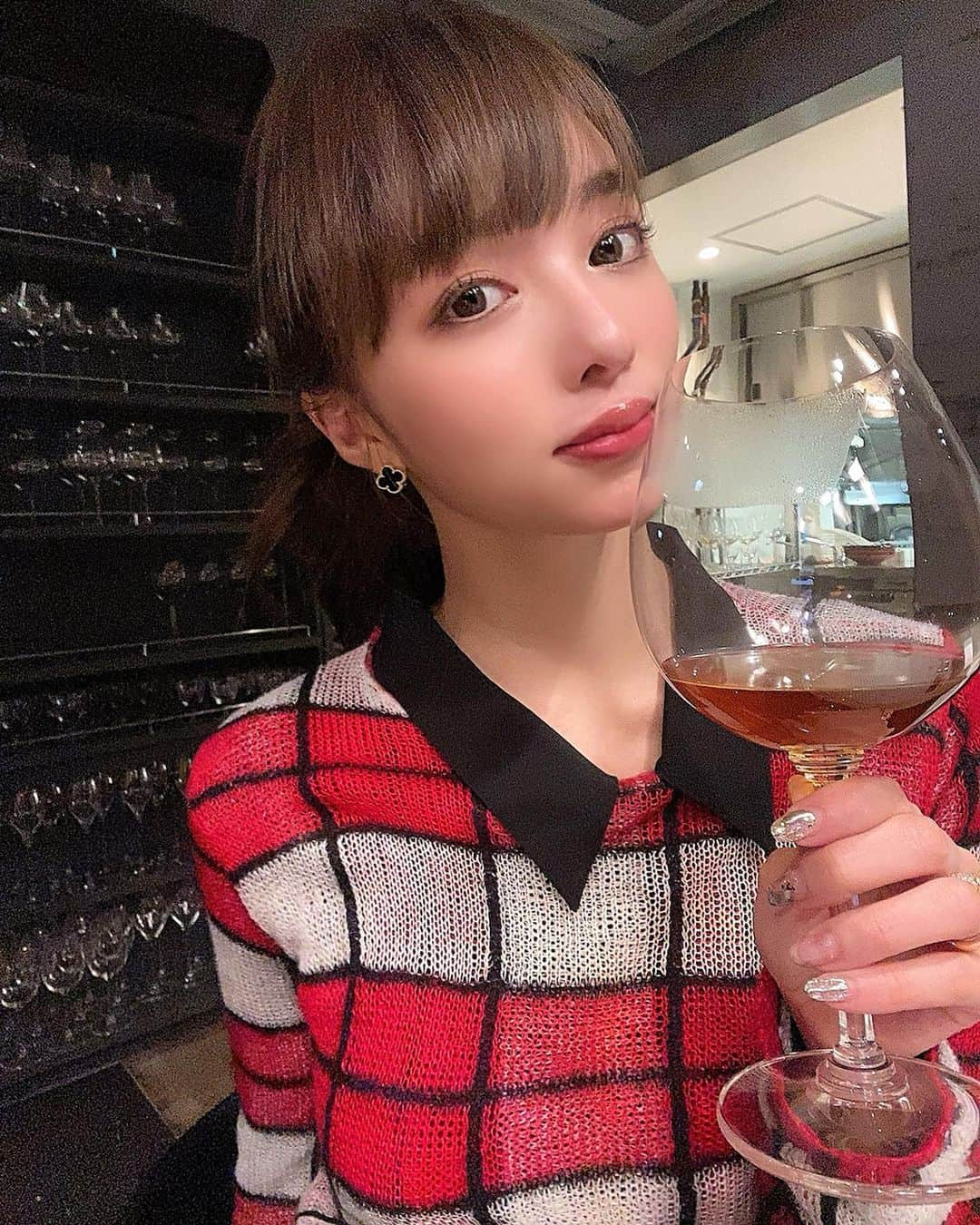 濱野りれさんのインスタグラム写真 - (濱野りれInstagram)「'Margotto e Baciare' at Nishiazabu♥️ First of all, we pick up our truffe for our cuisines🐷✨ What I have in my hand is a consomme soup waiting for truffles😋👏 This is the wonderful dinner which enriched my heart😍 Want to have it or not??😘 . . "マルゴットエバッチャーレ"🐷🖤 手に持ってるのはワインと見せかけてコンソメスープ🍷✨☺️ 最初に匂いと大きさから好きなトリュフを選んでほぼ全部にかけてもらえるの😍‼️ 心が贅沢になるお店の一つ💐 LOVE IT♥️♥️ . . #rirelog #margottoebaciare #truffe #nishiazabu #roppongi #tokyoeats #tokyogourmet #マルゴットエバッチャーレ #トリュフ #西麻布 #西麻布グルメ #六本木グルメ #六本木 #東京グルメ #グルメ #フレンチ #イノベーティブフュージョン」2月28日 19時56分 - riregram