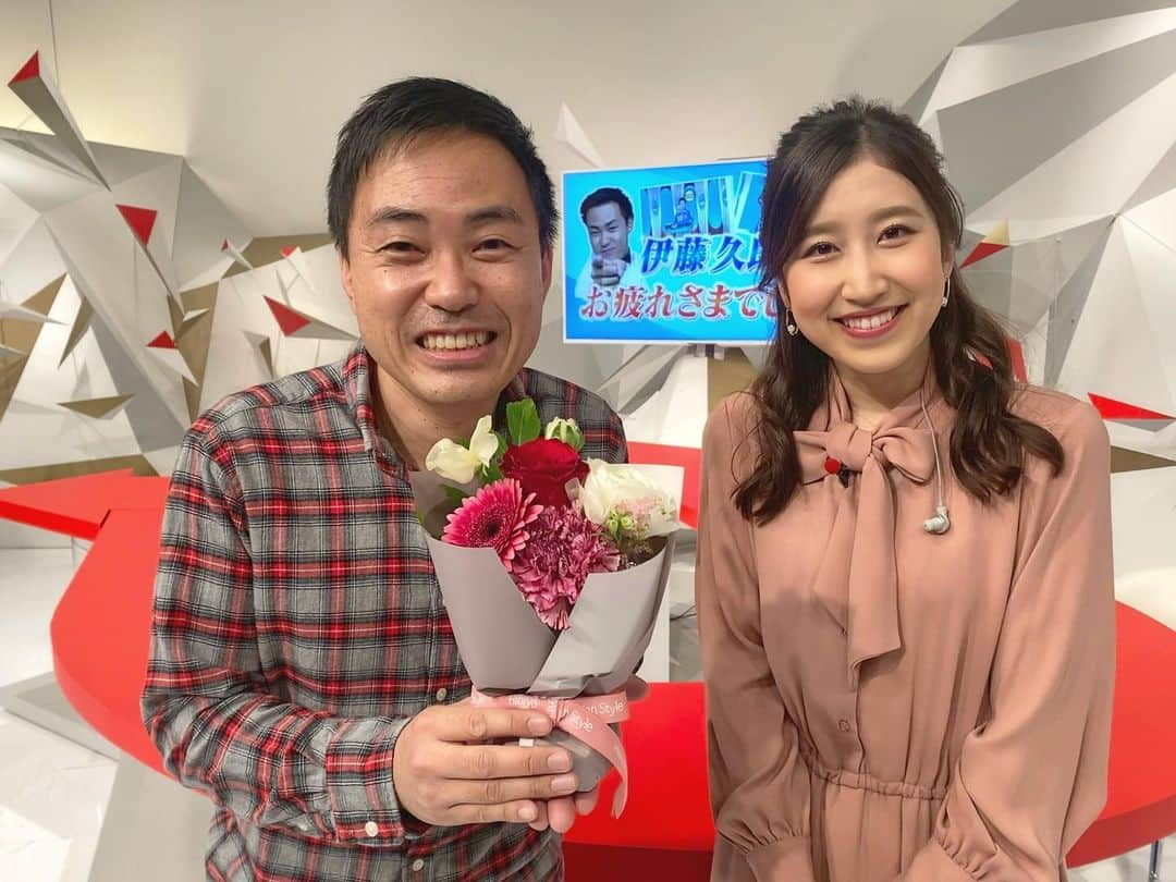 臼井佑奈さんのインスタグラム写真 - (臼井佑奈Instagram)「伊藤久朗アナがアナウンサーを卒業🌸  そしてプロデューサーとして引っ張ってきてくれたDスポからも離れることに。 今日が一緒に作る最後のDスポでした。  入社初日からDスポの担当になった私をいろんなスポーツ現場に連れて行ってくれました。 一緒にたくさん仕事しました。 最近は全然行けていませんが、たくさん飲みにも行きました。 厳しくも温かい伊藤さんが大好きで、いつもくっついていました。 伊藤さんの元でアナウンサーになれたことが私にとって1番の財産なのです！  少し前に一対一で話す時間を作ってくれて、私にはもったいないぐらいの言葉をもらって、ますます頑張らなければと気が引き締まりました😢  寂しいけれど、会社を辞めるわけではないので！笑 これからもスポーツを盛り上げていくことが私にできる恩返しだと思うので、頑張ります🔥👊🏽👊🏽👊🏽  2枚目 アナウンス室みんなでちょっとだけ集まりました。笑って泣きました。  3枚目 Dスポスタッフで。  4枚目 伝説の番組「kick off」ポーズ。  #伊藤久朗 アナウンサー #卒業 #いろいろな伝説 #ポケットからグラタン出てきたとかね #みんなに愛されるおじさん #みんなで飲みたくて仕方がないおじさん #落ち着いたら大好きなお酒を飲みにいきたい #行きましょう #最近泣きすぎ食べすぎで顔パンパン」2月28日 20時00分 - yuna_usui