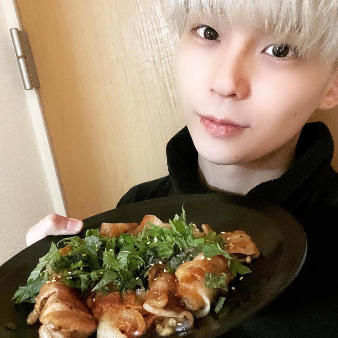沢村玲/REIのインスタグラム：「今日の夕飯はクックパッドから"えのきの豚バラ巻き"  えのきのコリコリ感最高！  #料理男子  #料理上手になりたい  #クックパッド #cookpad」