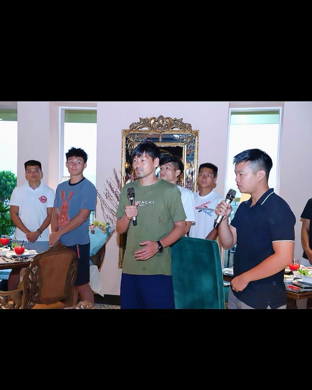 松井大輔さんのインスタグラム写真 - (松井大輔Instagram)「Lunch with teammates  great time   #vietnam  #hochiminh  #saigonfc #saigon #team #soccer #lunch #style #nice #私服」2月28日 20時01分 - matsuidaisuke_official