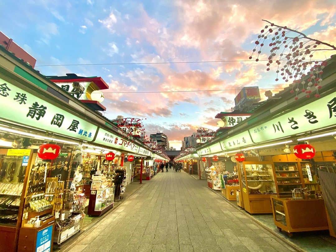 東京DANDYのインスタグラム：「A life under anime skies #tokyo #japan #animeaesthetic」