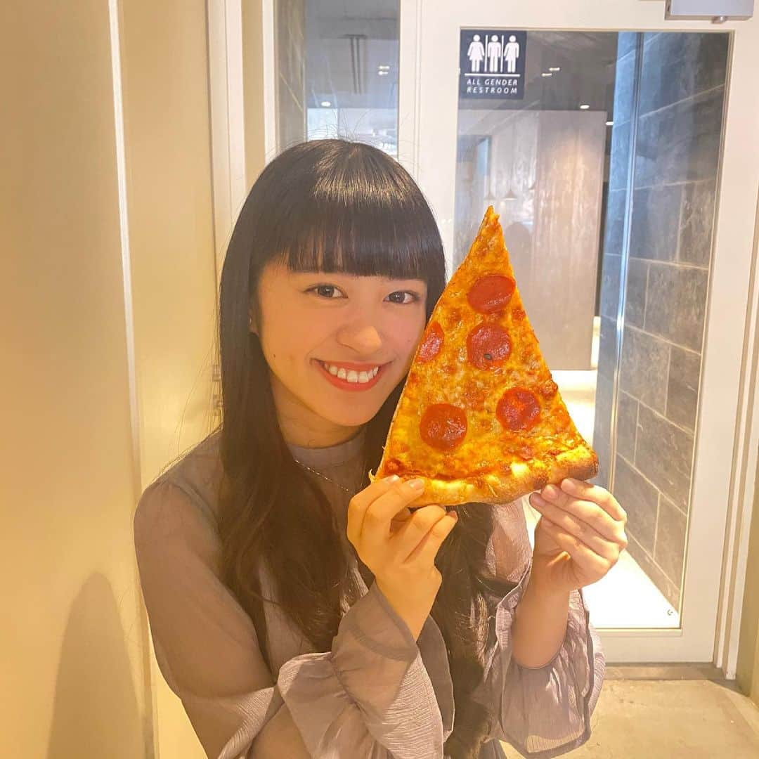 星ゆりかのインスタグラム：「みてみて物凄く大きいピザ🍕！！！」