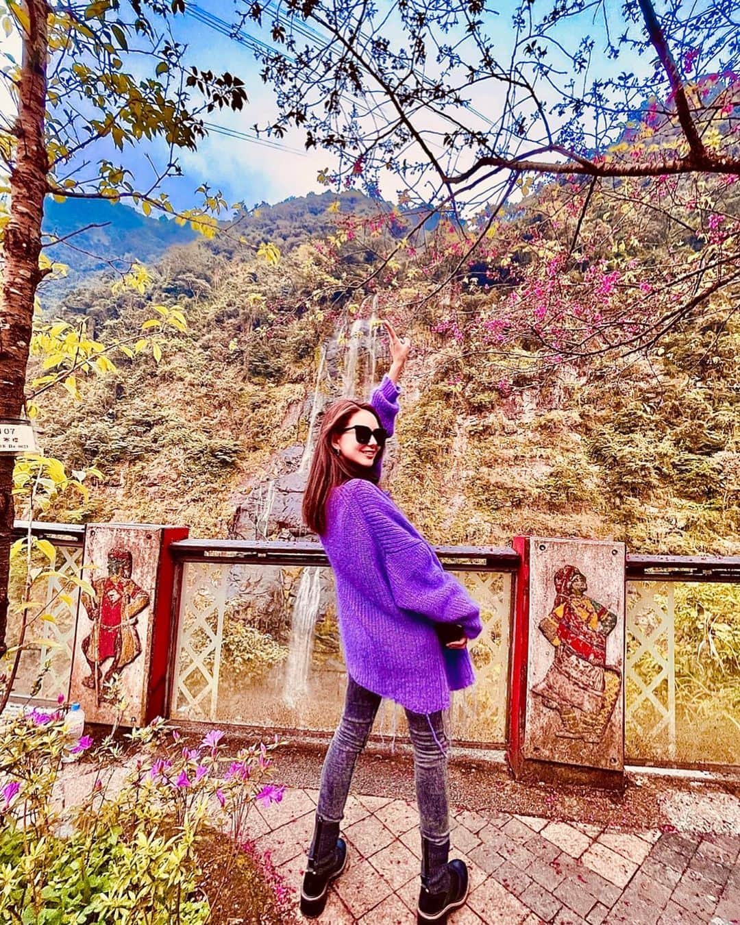 ハンナ・クインリヴァンのインスタグラム：「追著櫻花🌸跟瀑布的女子  #廣角鏡頭是我的好朋友」