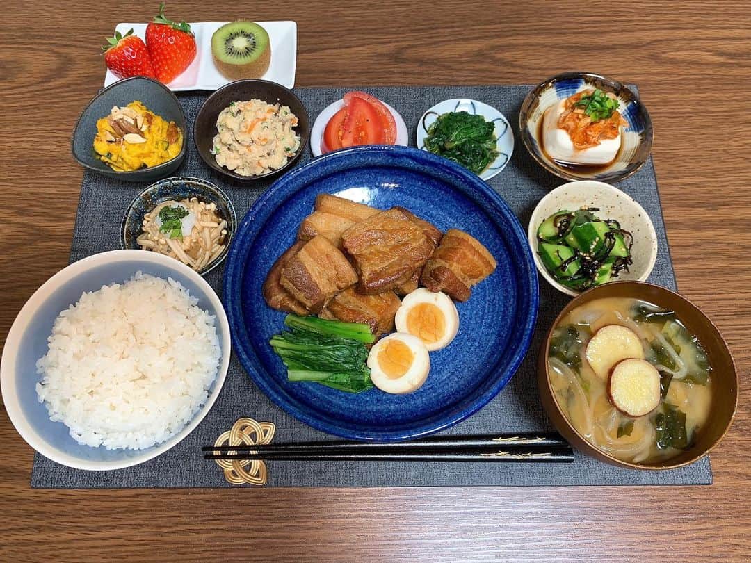 こっちゃんのインスタグラム：「この日は「今日彰と柳くんがご飯食べたいって言ってる〜」って勘太から聞いたから朝から豚の角煮を仕込んだよ〜(((o(*ﾟ▽ﾟ*)o)))♡  半日かけてゆっくり染み込ませて柔らかく作ったからめっちゃ満足🕺🏻  手土産に持ってきてくれたケーキが最高やった…（笑） . . . . . . . . . . . #豚の角煮 #角煮 #きゅうりレシピ  #冷奴 #かぼちゃ #おから #おうちごはん #夜ご飯 #自炊 #サッカー選手のごはん  #アスリート飯  #おうち時間 #ふたりごはん  #食卓 #お家ご飯 #よるごはん #晩ご飯 #献立 #献立日記 #アスリートフード #アスリートご飯 #手料理 #作り置き #副菜 #カターレ富山  #kataller」