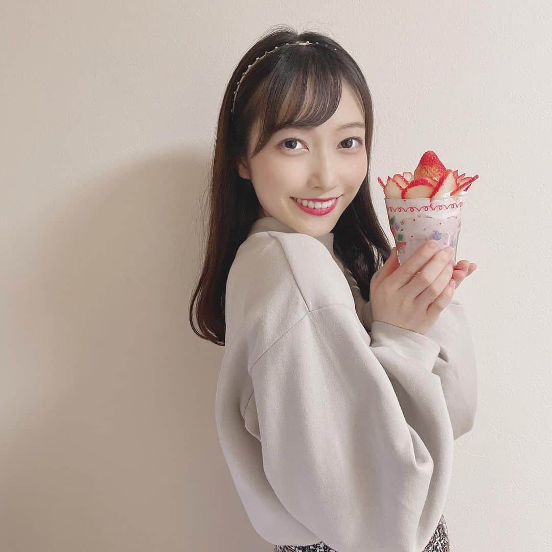 末井櫻子のインスタグラム：「禁断の🍓 ． ． 最近CMで見かける〝禁断のフルーチェ〟をどうしても食べてみたくて、妹と作ってみた🍓 ． 飾り付けのセンスは私は皆無なので 妹に任せたらめちゃくちゃ可愛くなったよ👶🏻🍓 ． ． おうち時間に是非作ってみてね〜！ (あ、案件ではないよ👶🏻笑笑) ． ． ． #禁断のフルーチェ  #フルーチェ  #フルーチェアレンジ  #いちごパフェ #🍓 #おうち時間」