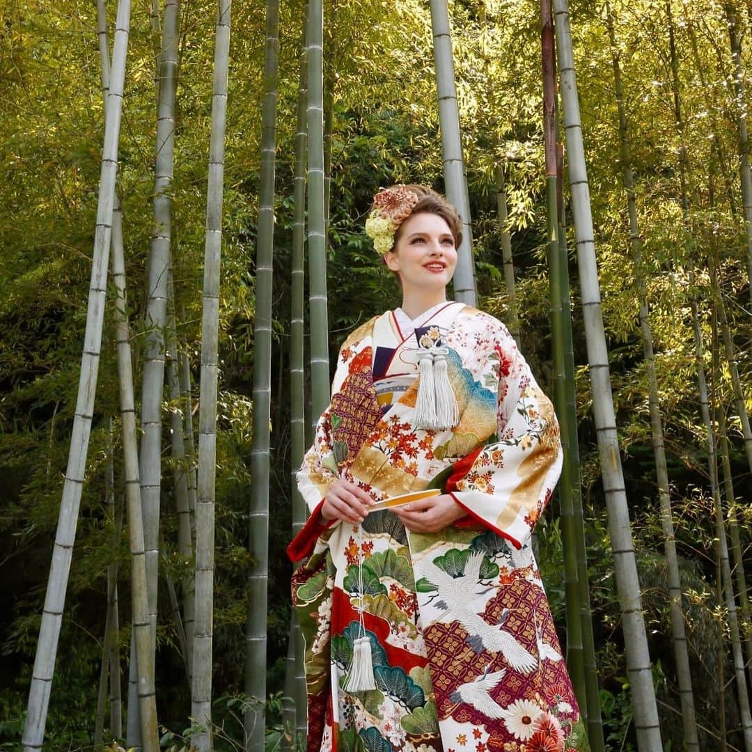 The KAMAKURA WEDDINGのインスタグラム：「卓越した技術による細かな手刺繍で作られた打掛は、広げると美しい一枚の絵画をみているかのような芸術作品 中にお召しいただく掛下は同系色でまとめ、箱せこは差し色として藍色を使用。打掛の柄がひきたてるコーディネート。」