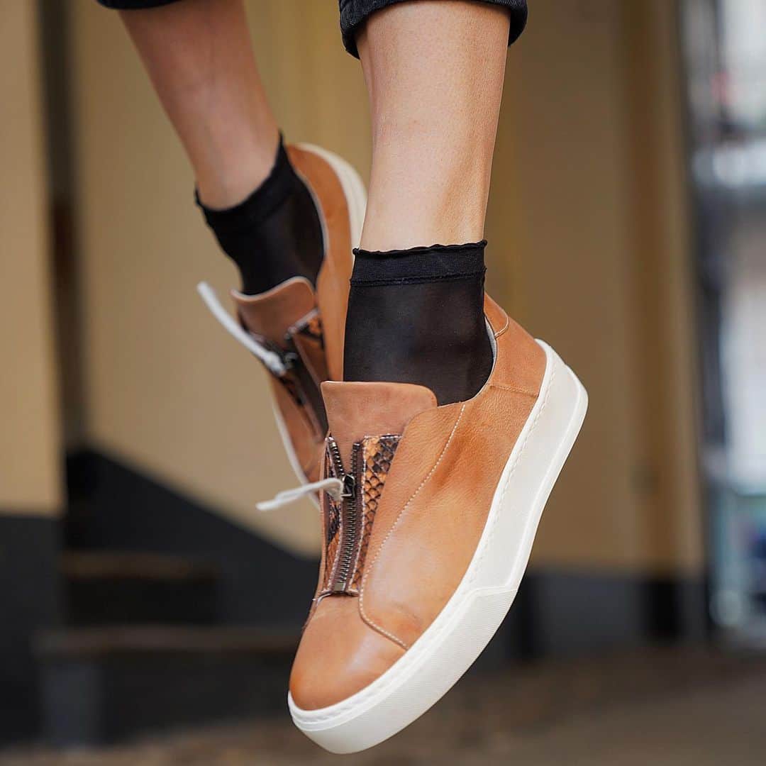 エンリーベグリンのインスタグラム：「Comfortable and casual elegant style by Henry Beguelin.  #henrybeguelinshoes#handmade#shoes#sneakers#bags#leather#」