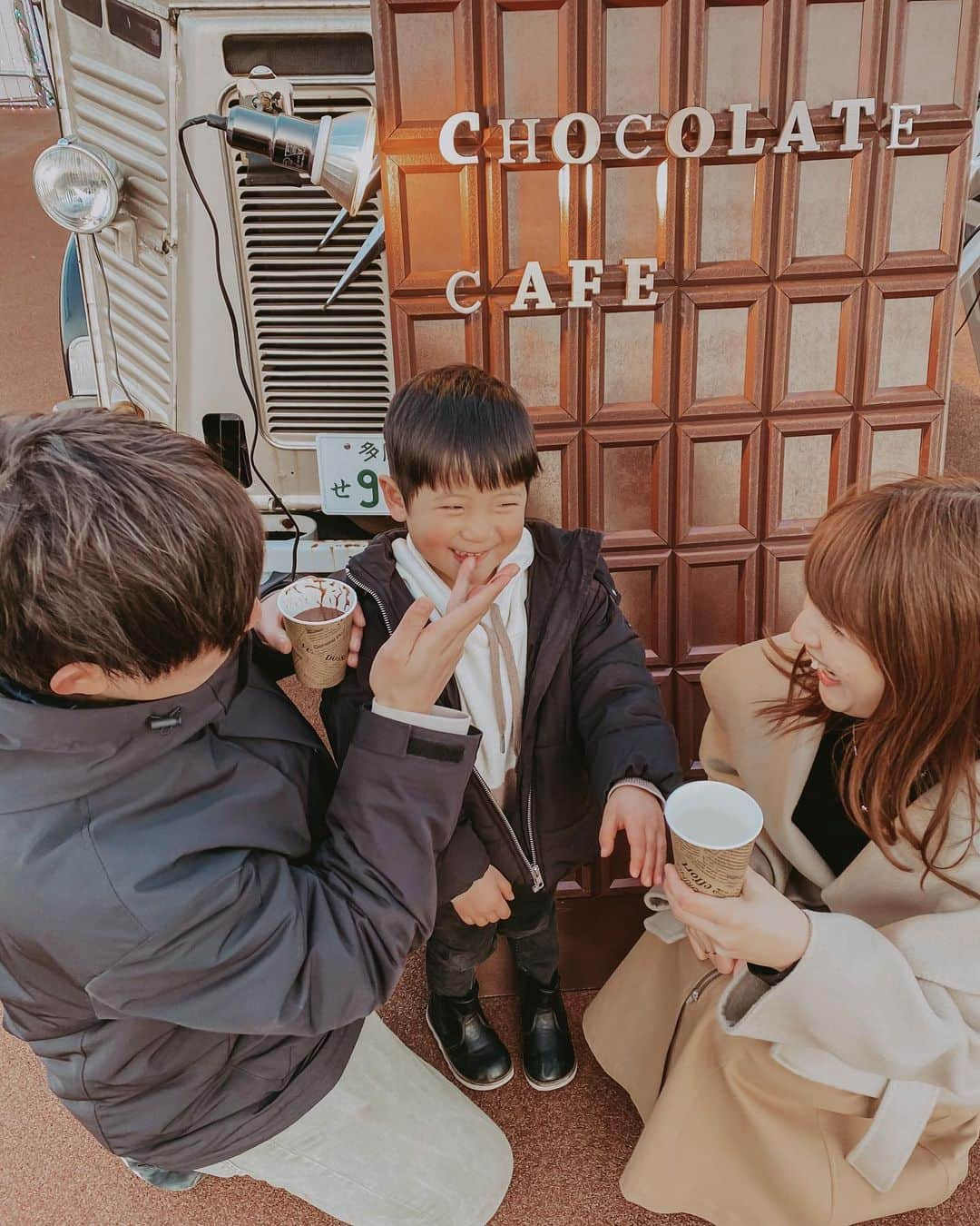 よみうりランドさんのインスタグラム写真 - (よみうりランドInstagram)「【chocolate cafe】 プールサイドに期間限定で出店中のチョコレートカフェ☕️ 16時からホットチョコレートやレモネードを販売中😊  寒くなってきたなと思ったら一息つきにぜひ♡  Model： @yuchaaaa Photo： @onumaaan  #よみうりランド #遊園地 #よみラン #よみらん #よみラン映え #よみランジェニック #ジュエルミネーション #イルミネーション #ファミリー #家族 #週末 #東京 #小旅行 #女子旅  #親子 #親子写真 #親子コーデ #キッズコーデ #観光 #観光スポット #観光地 #インスタ映えスポット  #Yomiuriland #Tokyo #Japan #amusementpark #instagood #trip」2月28日 20時09分 - yomiuriland