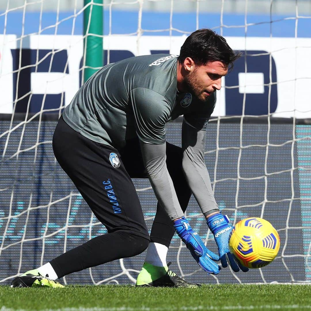 アタランタBCさんのインスタグラム写真 - (アタランタBCInstagram)「Pronti a dare tutto!! 👊 Ready to give it all!! 🔥 ⠀ #SampAtalanta #GoAtalantaGo ⚫️🔵 #Atalanta #BergAMO #ForzaAtalanta」2月28日 20時20分 - atalantabc