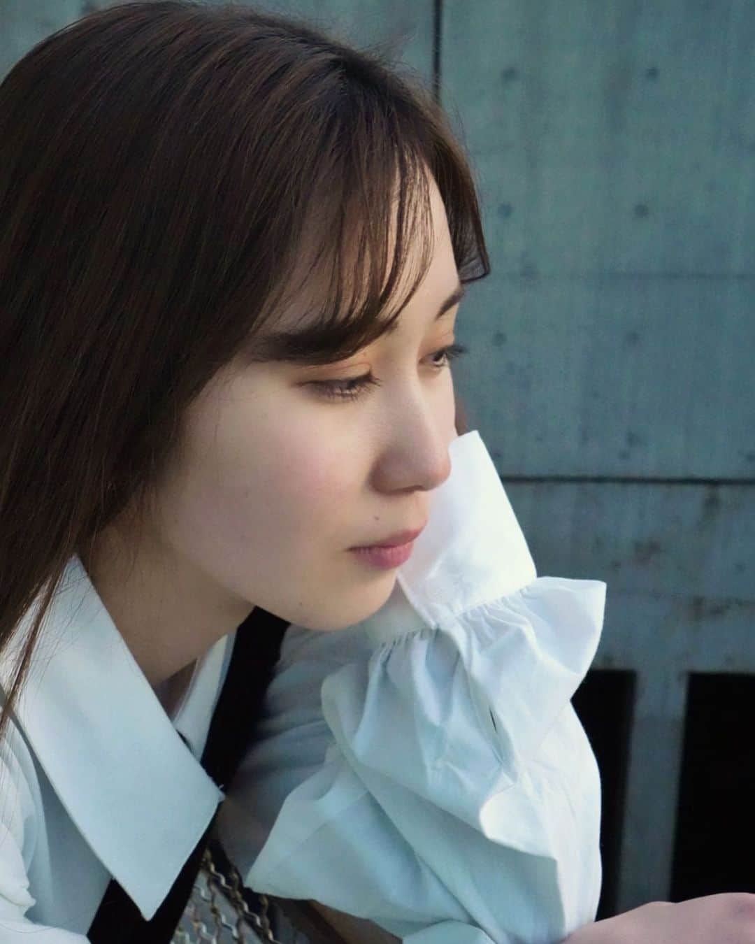 梶谷唯のインスタグラム：「物憂げですが、バスケ観戦後でとてもテンションが上がってます☺️  今日はどの試合も熱かった！！！ 川崎vs横浜、北海道vs秋田、名古屋vsA東京が特にすごくてテレビ越しにめちゃくちゃ叫んでました😂😂 バスケ見たことない人も絶対ハマると思うから1回見てほしい🥺 #bリーグ #バスケ」