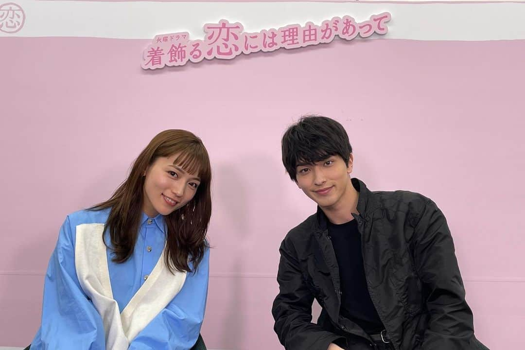 川口春奈さんのインスタグラム写真 - (川口春奈Instagram)「やっとこさ解禁されました！ TBS4月期火曜22時 「着飾る恋には理由があって」 真柴くるみ役をやらせていただきます。みんなに求められる自分になろうと、努力を惜しまず、着飾って恋も仕事もまっすぐに一途な女性です。 本を読みながら自分らしさってなんだろうとか、なんのために頑張るんだろうとか、そんなことを考えたりしました。全く違う価値観を持ったふたりが同じ屋根の下でどんな風に変わっていくのかを見守っていただけたらと思います☺︎番組の公式インスタも是非フォローお願いします🐈」2月28日 20時11分 - haruna_kawaguchi_official