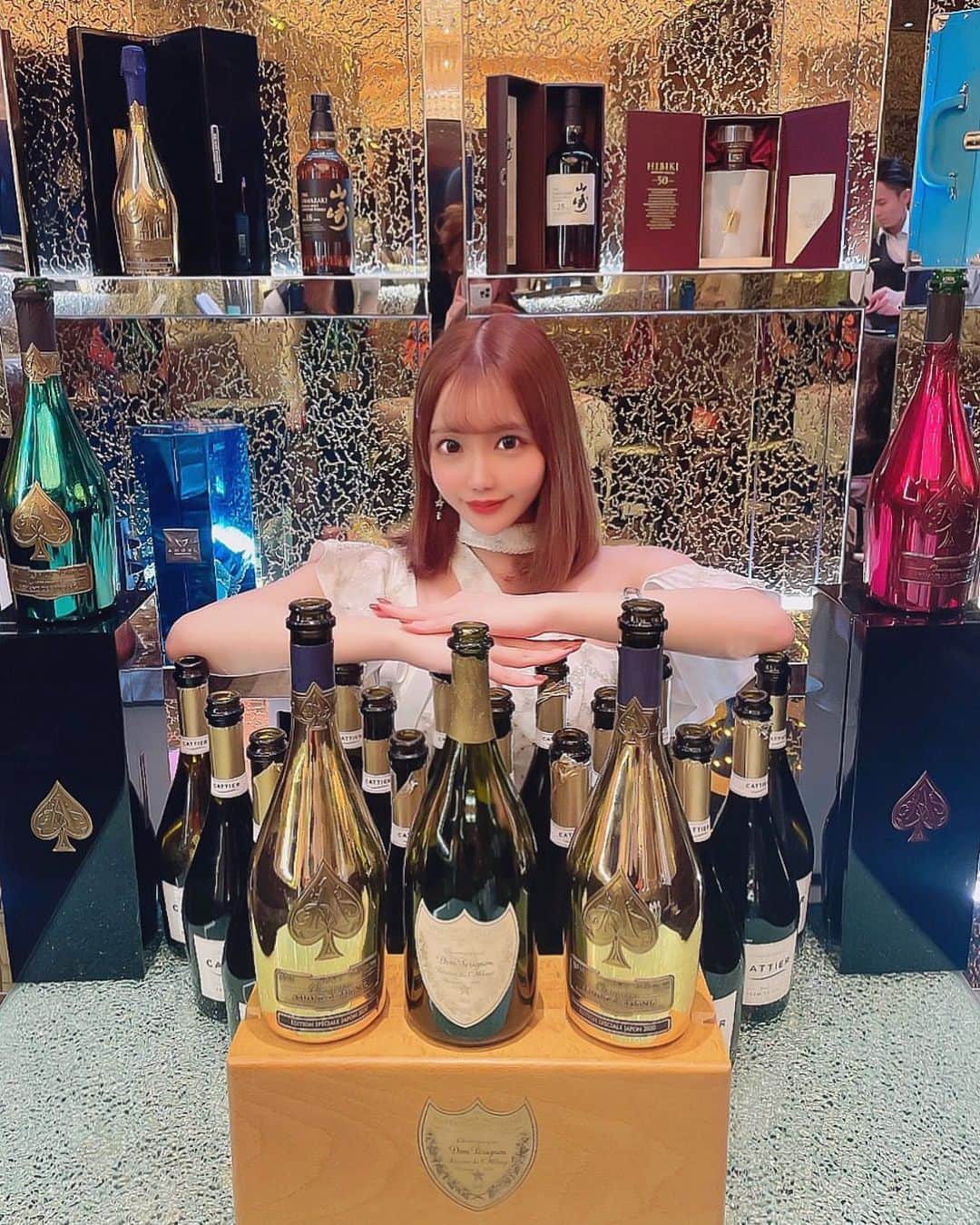桜木せりなのインスタグラム：「2月度たくさんのサプライズありがとうございました‪❤︎ ‬たまにはキャバ嬢っぽい写真でも🍾🥂 . . . #アルマンド #robedefleurs #ヘアアレンジ #インスタ映え #名古屋 #錦 #錦3 #salondegold #キャバクラ  #キャバ嬢 #クラブ  #ニュークラブ #ラウンジ #自撮り #シャンパン #歌舞伎町 #六本木 #銀座 #北新地  #ミナミ #中洲 #すすきの #followforfollowback #いいね #followｍe #follow #かわいい #instalike #instagood #likesforlike」