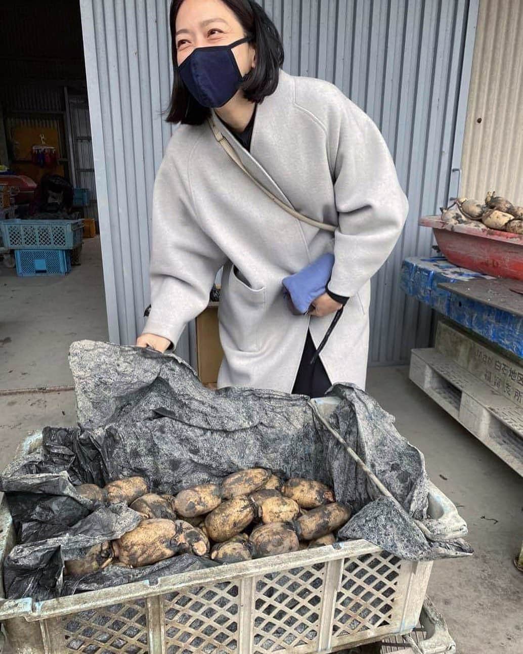 行方 久子 Hisako Namekataのインスタグラム：「. 玉ねぎや蓮根を育てている黒木農園へ。  ミネラルが豊富なこのあたりの地域では、 とにかくなんでも驚くほど美味しく育つらしいのですが その中でも最高の味を追求し続ける黒木さん夫婦の作物は格別でした。 ここの蓮根は関東のものと違ってほっくほく❤️  ただ、玉ねぎに関しては収穫量と需要のバランスにより、 あえなく廃棄されてしまうものもあるとのこと。  去年よりフードロス問題に向き合ってきましたが、 コストや供給の安定性など様々な問題点が重なり なかなか思うようにいかず..... 点と点を大きなカタチにしていけるお取り組みができるよう 努力を重ねるしかありませんな。  次は淡色のコートなんて着てこずに、泥だらけになって体験したい。」