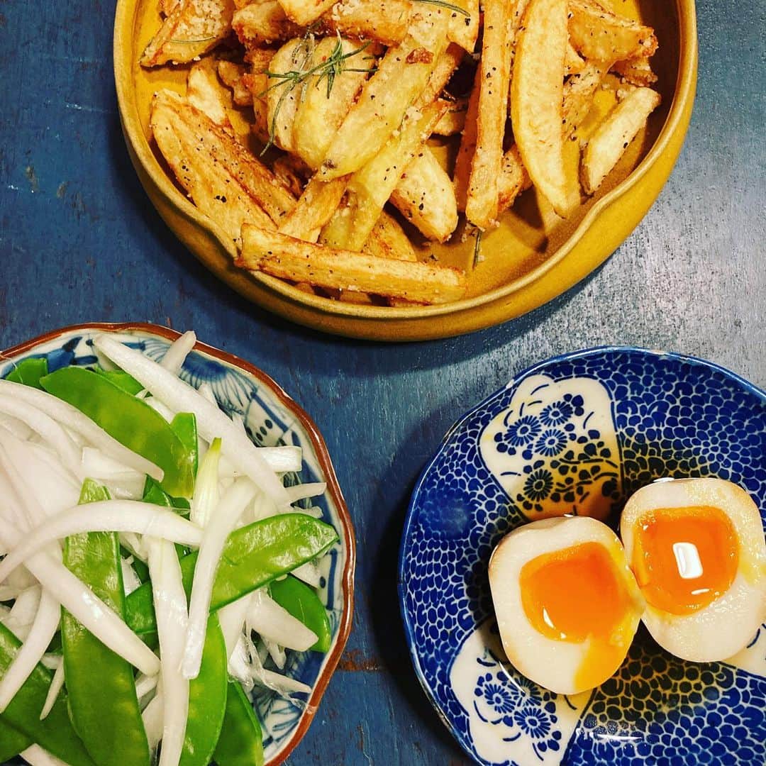井上荒野のインスタグラム：「夫作。ワタリガニのパスタがメイン。これもおいしかったのだが、前菜(？)になぜか煮卵があり、これが妙にイケた。」