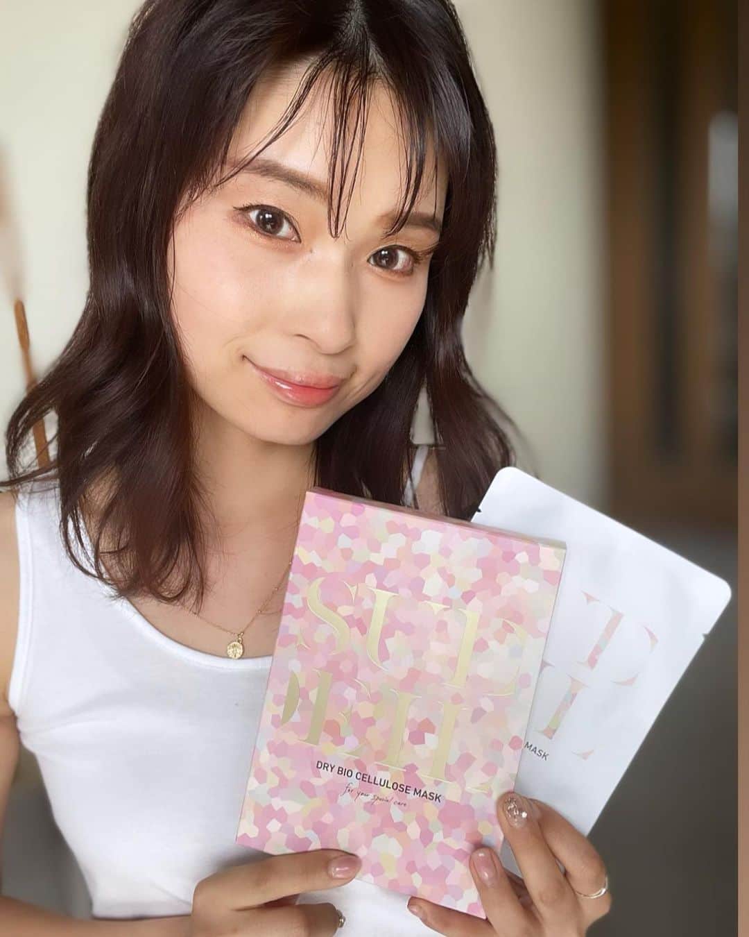 三佐和あやさんのインスタグラム写真 - (三佐和あやInstagram)「2/3(水)発売のSUDEIL バイオセルロースマス♪なんと 美容液1本分が1袋に！贅沢すぎる このパックを モニターさせていただけることになったので 正直にレポします！😙💕 厚手で今まで見たことないくらいしっかりしてる生地のパックですが、美容液でくっつくのか、パックが特殊なのか密着力は最後まで保持していました！かなり優秀💮  ☑︎おそらく国内初の 　「美肌菌×バイオセルロースマスク」 ☑︎ツボクサ・アルニカエキスで肌荒れを防ぐ！ ☑︎シカ成分配合  個人的には サイズ感がよくて、 空きが少なくて 余すところなくパックができるところが 素晴らしいな！って感じました。 　 レチノールやナイアシンアミドを薬用レベルで含んでいたり エステサロン品質のシワ改善、美白効果 があるので なかなかすごいパックですよね〜〜  1枚使っちゃったんだけどね、4枚入りでたっぷり使えちゃいます♡ めっちゃ、パッケージ可愛くないですか？捨てられないわ😍  #pr #美容女子 #美容オタク #大人女子 #ママ #マタママ #今日の服  #ママコーデ#アラフォーママ #アラサー #大人可愛い#おとなかわいい #大人かわいい #かわいい #可愛い女の子 #かわいい女の子 #女子力 #女子力アップ #女子力向上 #モデル﻿ ﻿ #おすすめパック #ゆらぎ肌 #マスク荒れ対策 #毛穴レス肌 #肌質改善したい #フェイスマスク好き ﻿」2月28日 20時18分 - misawa_aya