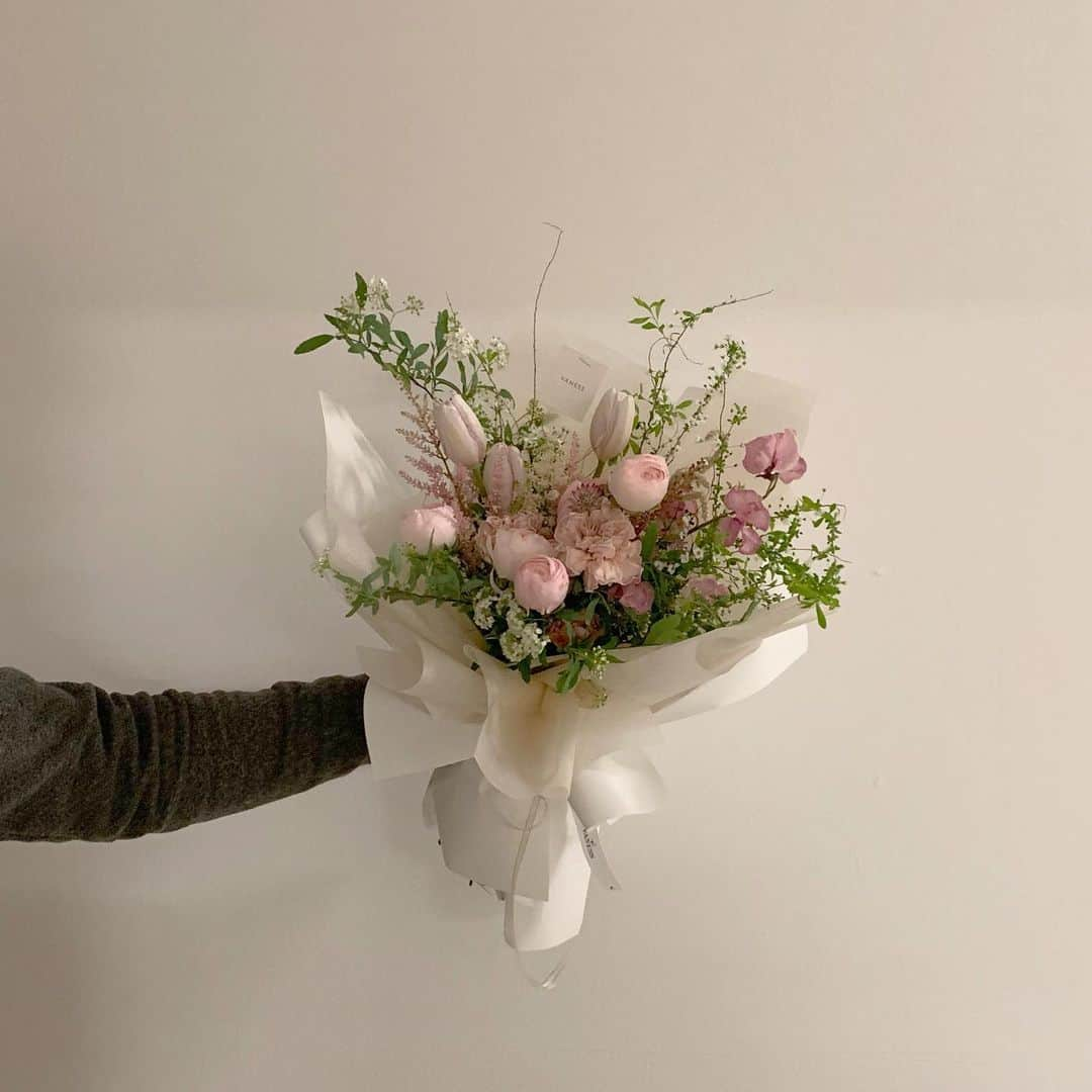 플로리스트 이주연 florist Lee Ju Yeonさんのインスタグラム写真 - (플로리스트 이주연 florist Lee Ju YeonInstagram)「. . 뽀송뽀송 핑크🤍 . #바네스꽃다발 #빈티지꽃다발  . 订花 WeChat ID vaness_flower 페이팔 결제 가능  클래스상시모집 당일꽃주문가능 . #수업문의 #주문예약 #lesson #Order  Katalk ID vaness52 WeChat ID vaness_flower E-mail vanessflower@naver.com . 서초구 양재천로 123 5층 📞02-545-6813 . #vanessflower #florist #flowershop #handtied #flowerlesson #花束 #바네스플라워 #플로리스트 #꽃다발 #부케 #플로리스트학원 #플라워레슨 #양재동꽃집 #양재역꽃집 #꽃다발주문 #꽃수업 #꽃주문  #대관 #공간대여 #스튜디오대관 #자연광스튜디오 #자연광스튜디오대관 #스튜디오」2月28日 20時27分 - vanessflower