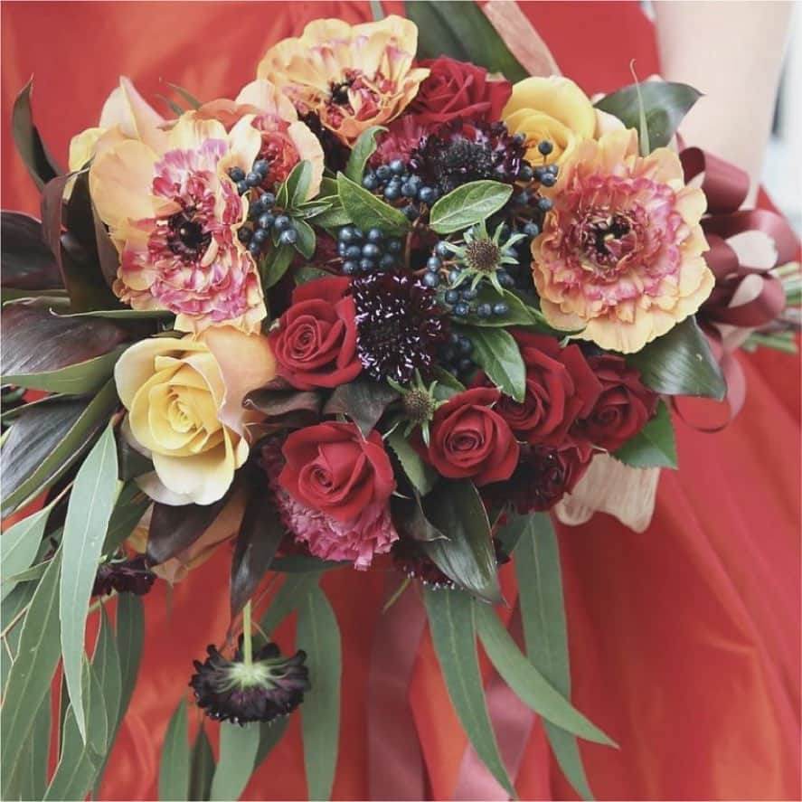 Dears Weddingのインスタグラム：「[#ブーケ]﻿ @breezeray_privateterrace_ ﻿ - - - - - - - - - - - - - - - - - - - - - - - - - - -  赤いドレスに映えるブーケ﻿💐 ﻿ Dears Weddingではフローリストに直接相談して﻿ ﻿ あなただけのオーダーメイドブーケをお作りします﻿✨✨  - - - - - - - - - - - - - - - - - - - - - - - - - - - ＼皆様の素敵な投稿も募集中🐥／﻿ ﻿ 結婚式準備、当日のパーティーレポートの﻿ Instagram投稿もお待ちしております＊♡﻿ ﻿ ✎*。#dearswedding ﻿ ✎*。#ふたりの未来を探す旅 ﻿ ✎*。式場名﻿ のハッシュタグを付けて投稿してください♡﻿ ﻿ 皆様の幸せなsmileの風景を﻿ Instagramにてご紹介させていただきます🍀✨」