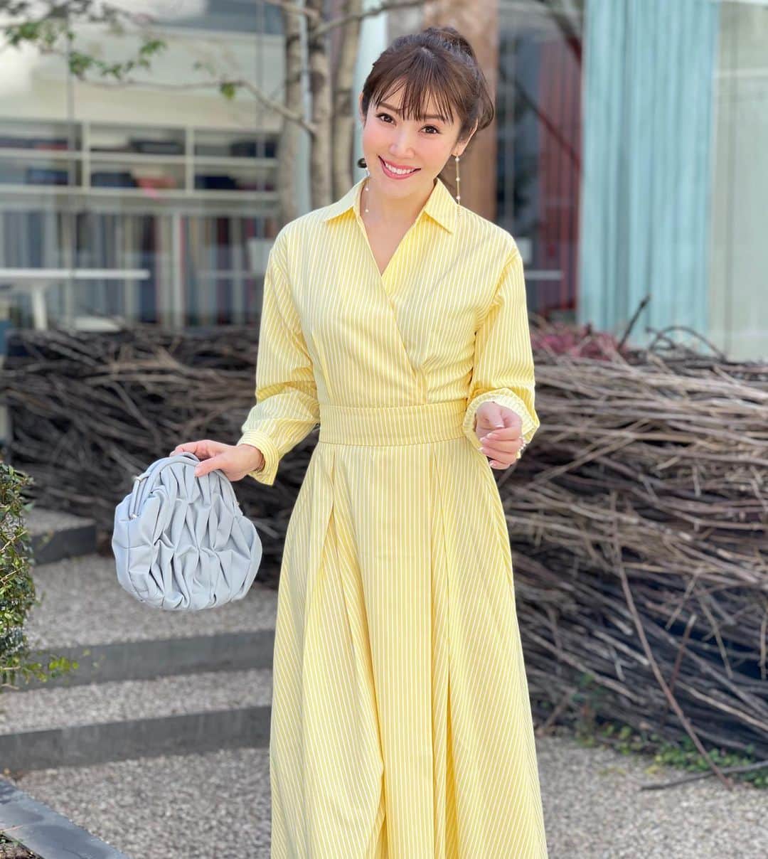 吉田美紀さんのインスタグラム写真 - (吉田美紀Instagram)「・ ・ 待望のシャツワンピース♡ 昨年から作り始め楽しみしていたアイテムのひとつ。 ・ シャツワンピはストライプ2色で作りました！ @lialapg  3/4発売 yellow/navy ・ めりはりシルエットで着痩せ効果も抜群です。 ・ #dress #onepiece #coordinate #outfit #ootd #fashion #wardrobe #look #style #instagood #instafashion #ワンピース #コーディネート #ファッション #ママコーデ #ママファッション #ママコーディネート」2月28日 20時21分 - miki__yoshida