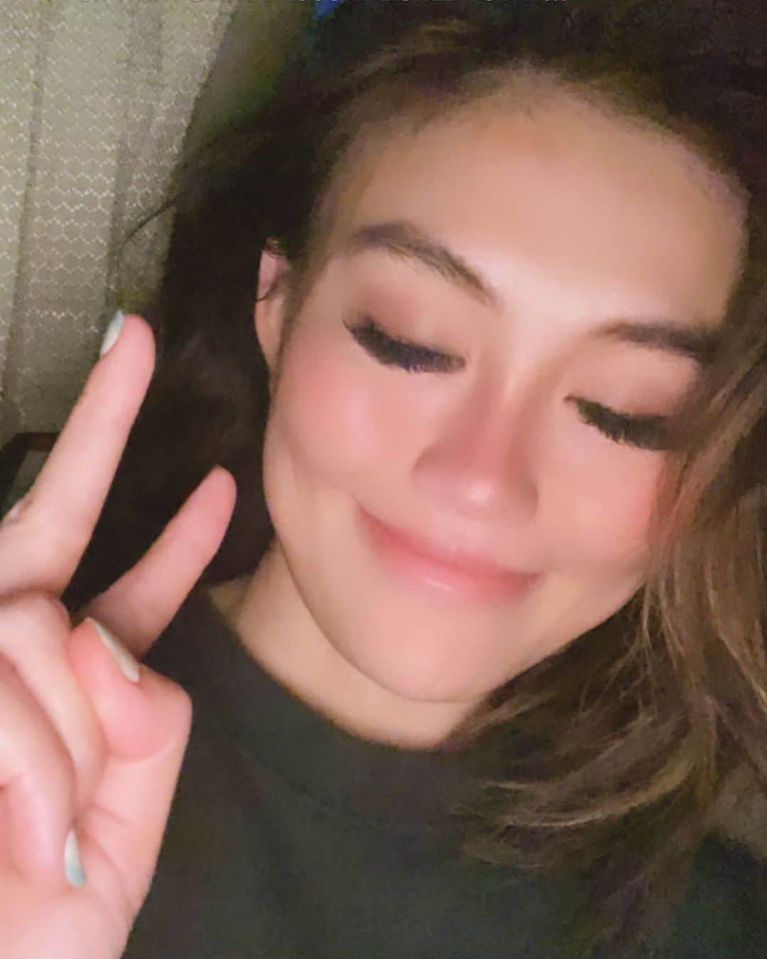 アグネス・モニカのインスタグラム：「This picture is important to me. Imperfect but perfectly ME.   Tired as hell but im sooo grateful and extremely satisfied with what ive accomplished today (and what ive accomplished so far in my life!!) 😁 cant wait til i could share this with youuuu.  And yes, be proud of yourself, YOU! U passed another day! Ure worthy! Ure amazing!! 🤍  #imperfectbutimperfectlyme #AGNEZMO」