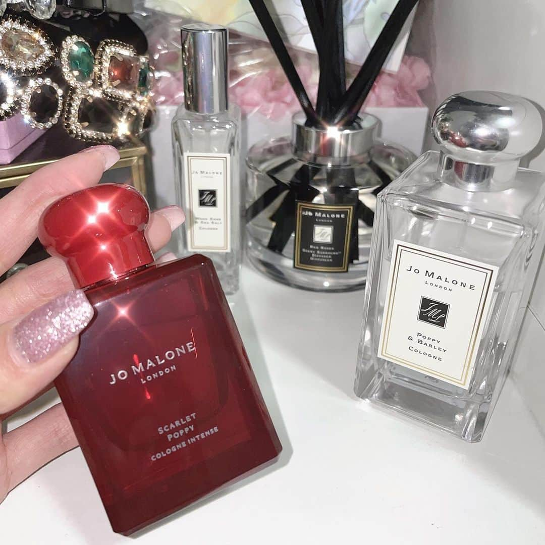 川崎ひかるさんのインスタグラム写真 - (川崎ひかるInstagram)「♥️#jomalone ﻿ ﻿ 左の新しいポピーはさらに甘めですき😽﻿♥️ しかも赤のボトルかわいすぎるよね❤︎❤︎  撮ってる姿うつってて恥ずかしいよ…﻿ ﻿  ﻿ . . . #ジョーマローン #ジョーマローンロンドン #ジョーマローン香水 #ディフューザー #ジョーマローンディフューザー  ﻿」2月28日 20時23分 - hikaru._.1206