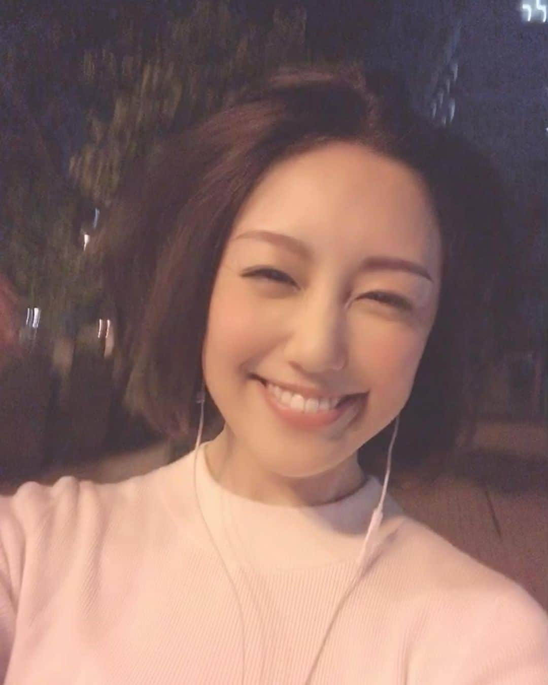 のインスタグラム：「美容師さんによると。。  私が今目指している、一昨年のこのくらいの髪型にカットする為には、あと2、3ヶ月かかるようです。。。  道のりは長い。。。。。✂︎  #ヘアカット #ストレート #ショート #ボブ #生まれて一度も染めたことのない髪  #黒髪  #早瀬英里奈」