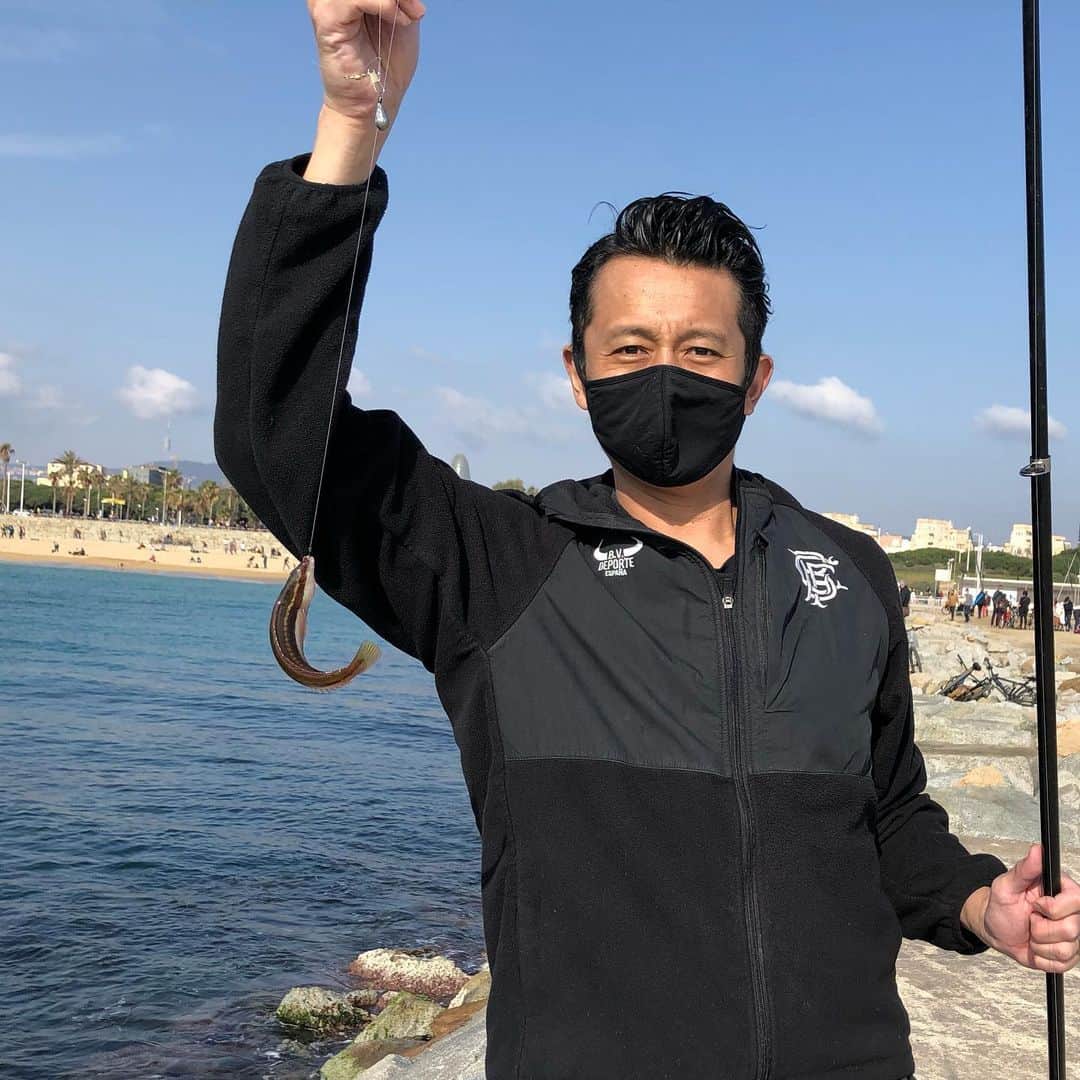 石塚啓次のインスタグラム：「11時までの釣り 残り5分最後まで諦めない侍石塚ギリギリで仕留めました！今日はシンジ師匠大物1匹と小物１匹、途中から諦めてた凪君０匹、、、 ええ勉強なったな！諦めた時点で勝負は負けてるぞ少年！最後まで何が起こるかわからない分からないのが人生や！精進しろ少年！  #宵宵祇園  #yoiyoigion  #ブエナビスタデポルテ #buenavistadeporte #バルセロナ」