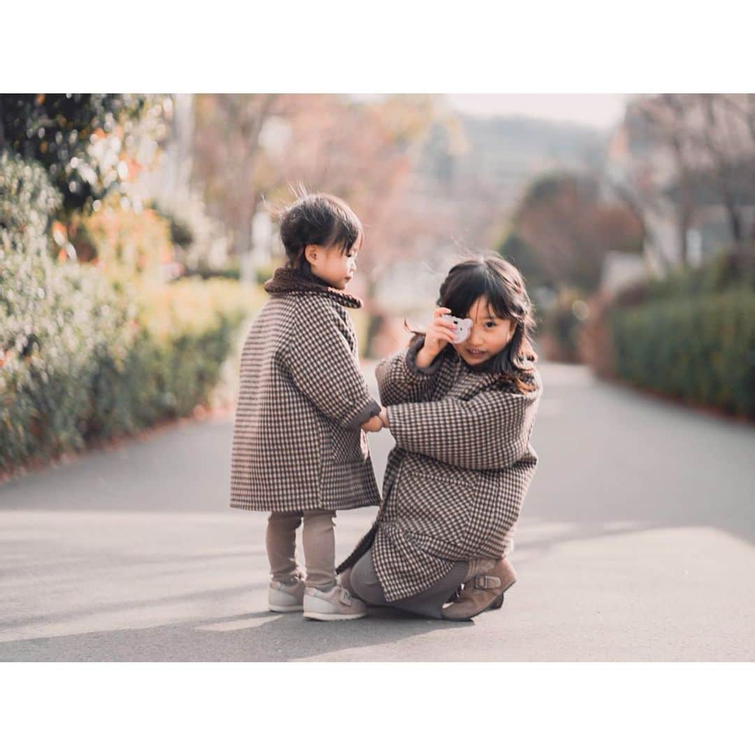 Kyooonのインスタグラム：「2月も今日で終わり。﻿ すこしお久しぶりです🌸﻿ ﻿ ﻿ ストーリーにも投稿しましたが 実は２週間ほど、アカウントが13歳未満とみなされロックされてしまいログインできない状態でした。シェアしてくれたお友達、またそれを見てさらにシェアしてくださった方や報告したよ〜とお知らせをくれた方もたくさんいたと聞き、もう感謝でいっぱいです😭✨✨﻿ 本当に本当にありがとうございます。 6年半の大切な大切な想い出。半分諦めかけていましたが戻ってきてくれてほっとしております🎞﻿  DMもたくさんありがとうございました☺️🌿 #姉妹#4歳差姉妹#ママカメラ﻿ ﻿#sonya7iii#α7iii#sonyα7ⅲ」