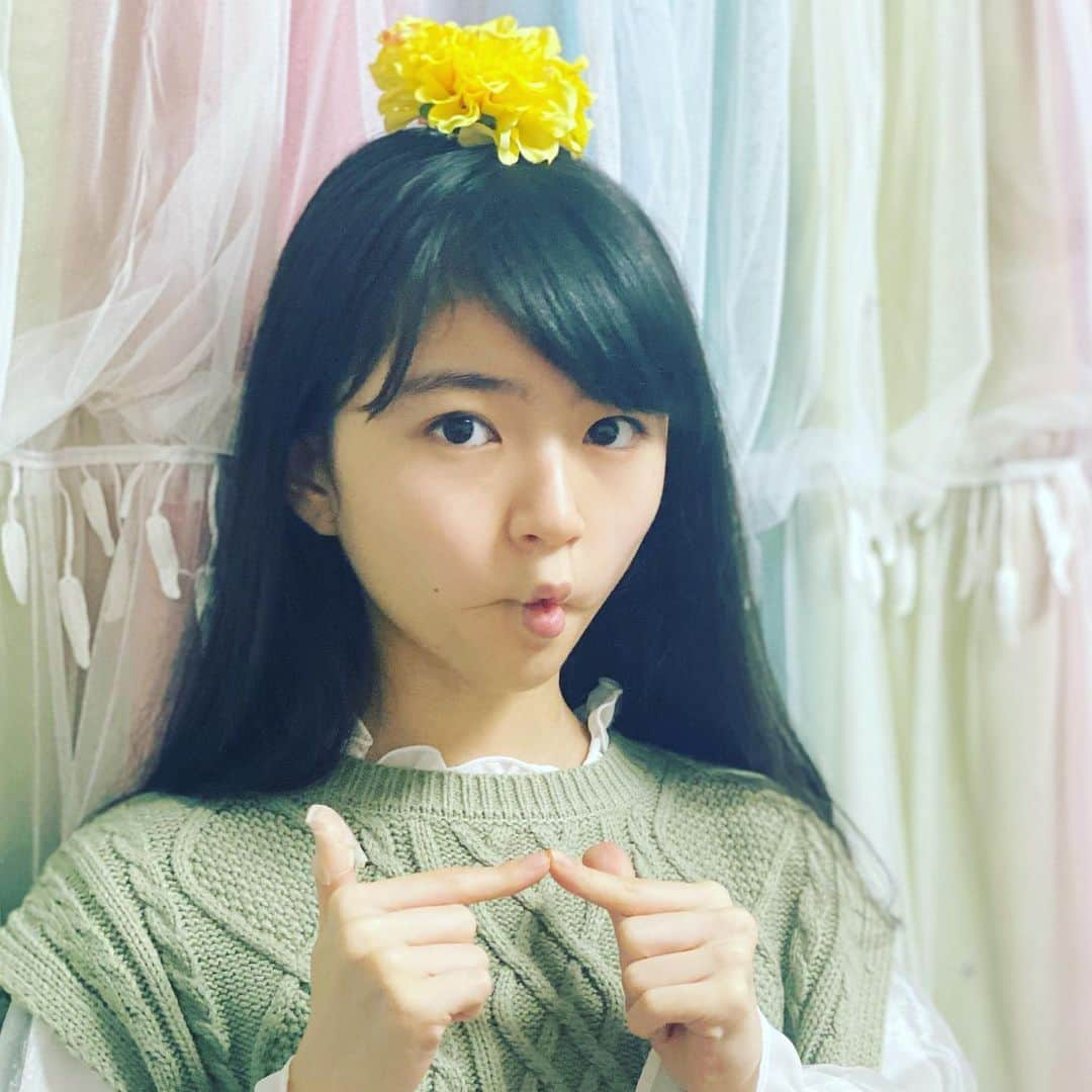 大里菜桜さんのインスタグラム写真 - (大里菜桜Instagram)「はなかっぱならぬ菜桜かっぱ🤣 でもなくニワトリのつもり🐔 3歩歩くと忘れちゃうのはニワトリも菜桜も似てるから😅 そんな菜桜の記憶勉強法は、部屋の隅っこに陣取る‼️ そしてマイクで喋りながら覚える💦 クセ強め〜🤣🤣  #マイクで喋る#すみっこ好き#すみっこぐらし#はながっぱ#大里菜桜＃3歩歩くと忘れます#ニワトリと同じ#仲間意識#がんばろっ#ちょいブレイク#ニコプチ＃プチモ」2月28日 20時25分 - naooosato