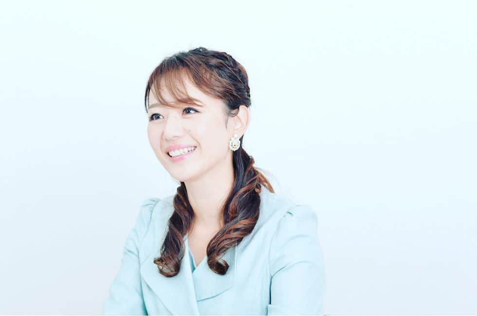 三井智映子さんのインスタグラム写真 - (三井智映子Instagram)「先週の相場を振り返りましょう。  先週はボラティリティが高かったですね… 週間でみますと米市場では主要3指数が揃って下落。 特にナスダックの週間下落率は4.9%と週間では今年1番の大きさとなりましたが、月間では4カ月連続での上昇となっています。  22日から23日にかけて暗号資産のビットコインが暴落したことでアルトコインも含め全面安の様相となったことが嫌気され、 23日に米市場が崩れたように見えたものの、 パウエルFRB議長のハト派的発言が下支え要因に。金利が長期間にわたり低水準にとどまるという見通しが再確認されました。 24日にはダウ平均が1週間ぶりに過去最高値を更新する場面も。 ですが米長期金利(10年債利回り)がジリジリと上げていることが相場の重しに。一時1.61%と1.6%を上抜け、昨年2月以来の水準に上昇したことが嫌気され、ハイテク株のみならず、最近上昇していた景気敏感株にも売りが出て25日に大幅安に。その流れから25日はアジア市場も大きく下落しました。  26日の米市場はまちまち。 ダウ平均は、前日比469ドル64セント安の3万0932ドル37セントと続落。1.50%安。 ナスダックは、前日比72.913ポイント高の1万3192.344、0.56%高です。 26日の米長期金利は前日に付けた1.61%からは下落し、1.4%台と上昇一服。主力ハイテク株に買い直しが見られたものの、週末かつ月末なので持ち高調整の売りも出やすい状況だったようです。 27日土曜未明にバイデン政権による大規模な追加経済対策が米下院で可決し、3月中旬にも成立が見込まれていることは買材料となりそうですが、米市場がこのまま下落転換するのか今週は見極めたい感じでしょうか。 (私見についてはYouTubeにて述べさせていただいています。)  ちなみに日経平均は週間では1052円の下落。26日の日経平均株価は、前日比1202円26銭安の2万8966円01銭と大幅反落し、2016年6月以来の下げ幅でした。  ではまた明日からの相場でも、よろしくお願い致します🤲  #相場概況 #相場解説 #投資女子 #金融アナリスト #投資家の方へ #米国株 #日本株ー #フォローミープリーズ」2月28日 20時36分 - chiekomitsui