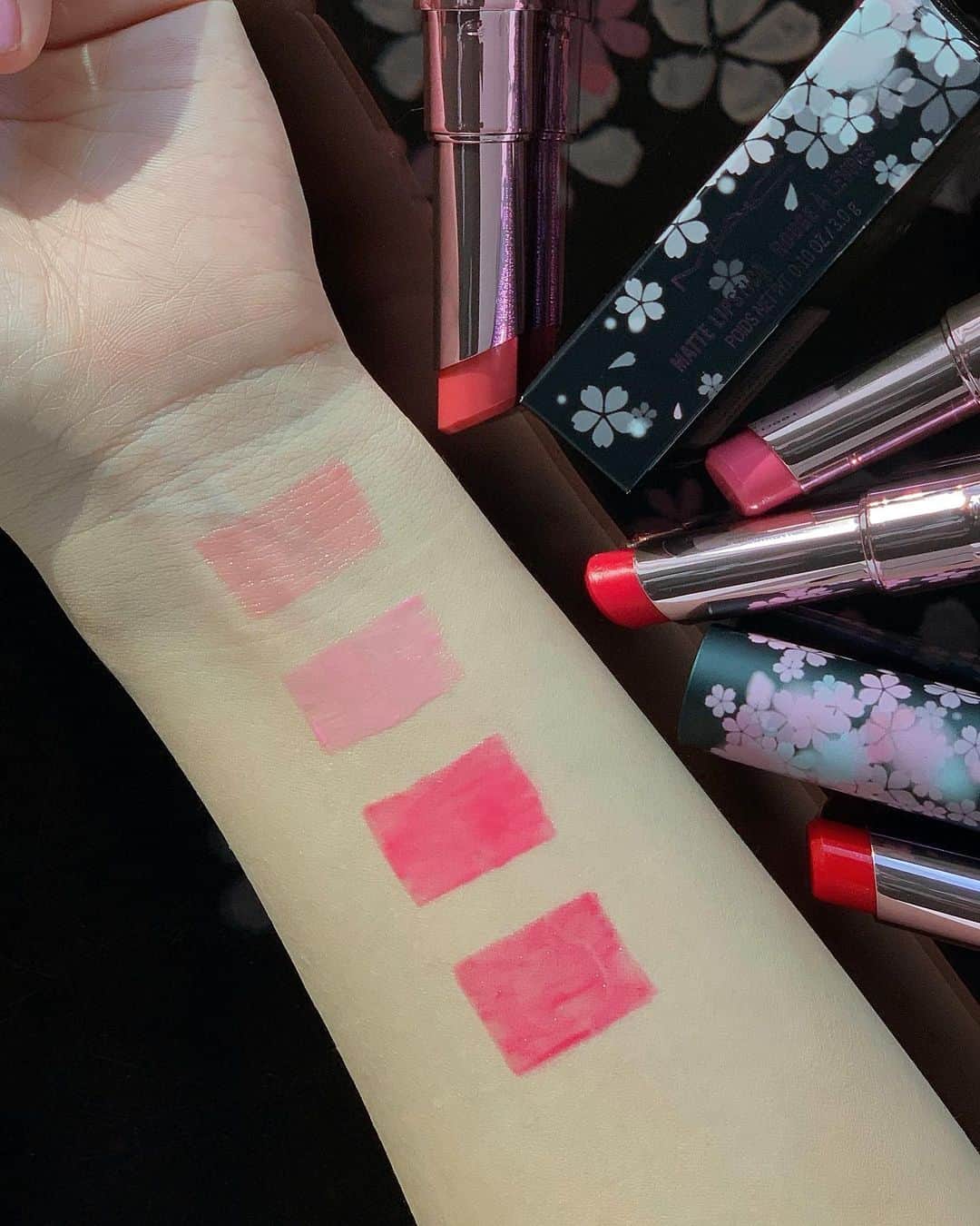 M∙A∙C Cosmetics Japanのインスタグラム：「この春、月の下で桜が咲き誇る🌸 限定の夜桜パッケージのコレクションから、リップバームのカラーを一足早くお届け✨次回はチークをご紹介いたします😉 ㅤ ■M・A・C BLACK CHERRY グロー プレイ リップ バーム(税込3,630円) ㅤ *3/4(木) 公式オンライン先行発売 *3/5(金) 全国発売 ㅤ #MACBlackCherry #MACブラックチェリー #桜コスメ #MAC」