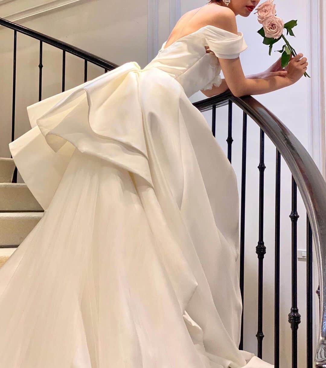 JUNOのインスタグラム：「MARCHESA "BELLE"﻿ ﻿ 立体的なドレープが魅力的な﻿ オフショルダーがポイントの"BELLE"﻿ ﻿ シックなサテンの生地から生まれる﻿ なめらかなAラインのシルエット﻿ ﻿ 胸元の3Dフラワーと﻿ バックトレーンの大きなボウが﻿ MARCHESAらしいロマンティックなエッセンスを﻿ 加えています。﻿ ﻿ クラシックでモダンな﻿ ホテルウエディングにもぜひおすすめしたい﻿ ドレスです。  Dress :03-20437  #lenamedoyeff﻿﻿ #viktorandrolfmariage﻿﻿ #inesdisanto﻿﻿﻿ #MARCHESA﻿﻿﻿ #antonioriva﻿﻿﻿ #naeemkhan﻿﻿﻿ #inmaculada﻿﻿﻿ #kennethpool﻿﻿﻿ #zacposen﻿﻿﻿ #juno﻿﻿﻿ #junowedding﻿﻿﻿ #wedding﻿﻿﻿ #weddingdress﻿﻿﻿ #ジュノ﻿﻿﻿ #ウエディング﻿﻿﻿ #ウェディング﻿﻿﻿ #ウエディングドレス﻿﻿﻿ #ウェディングドレス﻿﻿﻿ #ドレス﻿﻿﻿ #プレ花嫁﻿﻿﻿ #2021春婚﻿﻿﻿ #2021夏婚﻿﻿﻿ #2021秋婚﻿﻿﻿ #福岡花嫁﻿﻿﻿ #東京花嫁﻿﻿﻿ #九州花嫁﻿﻿﻿ #関東花嫁」