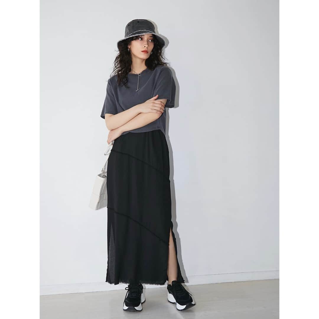 EMODAさんのインスタグラム写真 - (EMODAInstagram)「ㅤㅤㅤ  2021 SPRING/SUMMER PRE ORDER ITEM ＿＿＿＿＿＿＿＿＿＿＿＿＿＿＿＿＿＿＿＿＿＿＿＿ㅤㅤㅤ  ・ROUND PAD T/S ￥4,490 tax'in(4月発売予定) ・NARROW SHEER SK ￥6,990 tax'in(4月発売予定) ・BULKY COMBI SNEAKERS ￥12,980 tax'in(発売中) ・【EMODA×NEW ERA】DENIM BUCKET HAT ￥6,990 tax'in(4月発売予定)ㅤ  WEB STOREにて、3/2(TUE)23:59まで 予約アイテムPOINT×10倍プレゼント✨ 期間中は送料無料!!ㅤㅤ ＿＿＿＿＿＿＿＿＿＿＿＿＿＿＿＿＿＿＿＿＿＿＿＿ ㅤㅤㅤ  掲載アイテムは 公式WEB STORE RUNWAYchannelにて🛒 発売前商品はWEBにて予約受付中！ プロフィール( @emoda_official )のURLからチェック✔ ㅤㅤㅤ  ㅤㅤㅤ #EMODA #RUNWAYchannel #2021SS @emoda_snap ㅤㅤㅤㅤ」2月28日 20時30分 - emoda_official
