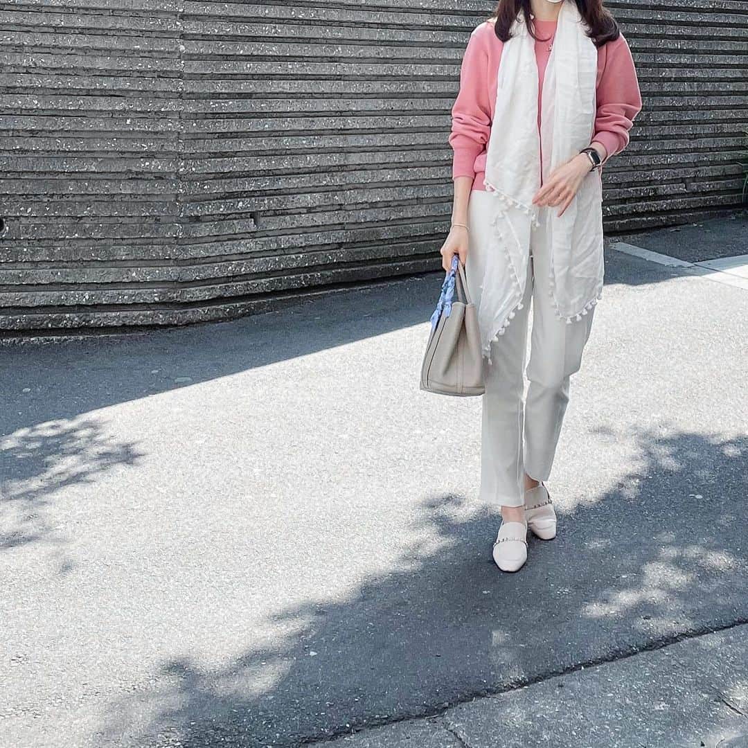 htrkmkのインスタグラム：「ℂ𝕆𝕆ℝ𝔻𝕀ℕ𝔸𝕋𝔼  ╭☞文字入り画像はswipe╭☞  この前アップした @uniqlo_jp メンズの #スウェットシャツ  この春らしいピンクが すごく可愛い♡ きれいめコンサバアイテムに合わせると いい感じの外しになってくれます✨  メンズだけど、コンパクトな作りなので パンツなどに合わせて緩く着たい人は Lサイズとかでも良いかも？  サラッと着心地良い裏毛素材で 洗濯してもすぐ乾くしゴワゴワせず お家着＆ご近所着でもう1色欲しいくらい…！  コーデやアイテム詳細は @htrkmk プロフ欄リンクのブログにて✎☡ (ZARA製品の型番、ページなどもブログに記載あります) ✁┈┈┈┈┈┈┈┈┈┈┈┈┈┈┈┈  UNIQLOやGU ZARAなどの プチプラアイテムを使った きれいめカジュアルコーデ  トップスはSかM ボトムスはLかそれ以上、と 腰の骨盤が横に広くおお尻も大きい 極端なほどの洋梨体型ですが それでも細見えするように工夫してます  ✧キレイめプチプラコーデ: @htrkmk  ✧美容や共働き夫婦のライフスタイル: @htrkmk_lifestyle   ✁┈┈┈┈┈┈┈┈┈┈┈┈┈┈┈┈  #通勤コーデ  #綺麗めコーデ  #綺麗めカジュアル  #シンプルコーディネート  #骨格ウェーブ  #高身長コーデ #163cm #冬コーデ #冬ファッション #着回しコーディネート  #アラサーコーデ #ママファッション #olファッション  #UNIQLO #UNIQLOコーデ #ユニクロ #ユニクロコーデ  #ユニクロ21春夏何買った #スウェットシャツ  #uniqlo2021SS #uniqloginza2021ss」