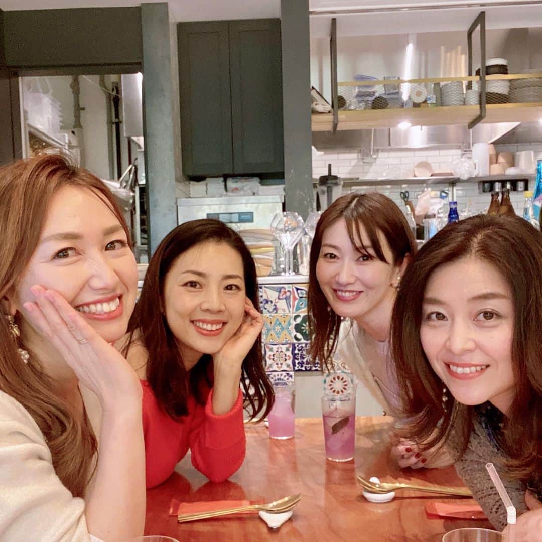 梅本理恵さんのインスタグラム写真 - (梅本理恵Instagram)「おすまし?からの爆笑☺︎︎✧︎*。﻿ ﻿ みんなからの﻿ 美の情報が﻿ 一番説得力がある¨̮♡﻿ ﻿ は〜、会いたいなー🤍﻿ ﻿ 大切な人に安心して会える日々が﻿ 1日も早く訪れますように。﻿ ﻿ ﻿ ﻿ ﻿ #女子会#女子会ディナー#東京グルメ#いつかのシリーズ#美しいひと#美しく生きる#美は1日にしてならず#楽しい時間#癒しの時間#楽しかった#笑った#いっぱい話した#いつもありがとう#感謝しかない#美魔女#はんなり#はんなり美魔女#梅本理恵#team美魔女9期生」2月28日 20時31分 - rie___12ki