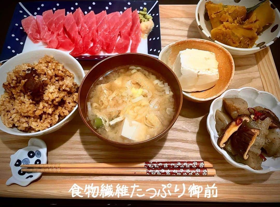 藤井美加子のインスタグラム：「☆ 今日のうちごはん  最近、食物繊維が足りないな〜と思ってかぼちゃと蒟蒻使いました😋蒟蒻は腸の大掃除です！みんなはご飯食べた？  ☆玄米の牡蠣混ぜごはん ☆マグロのお刺身 ☆かぼちゃの煮物 ☆冷奴のニンニク醤油かけ ☆蒟蒻とオーガニック椎茸の炒め煮 ☆お豆腐と油揚げのお味噌汁  #うちごはん#ヘルシーレシピ#美加子のレシピ#美肌食マイスター#アンチエイジングアドバイザー#三木美加子#foood#healthyfood#health#dinner」