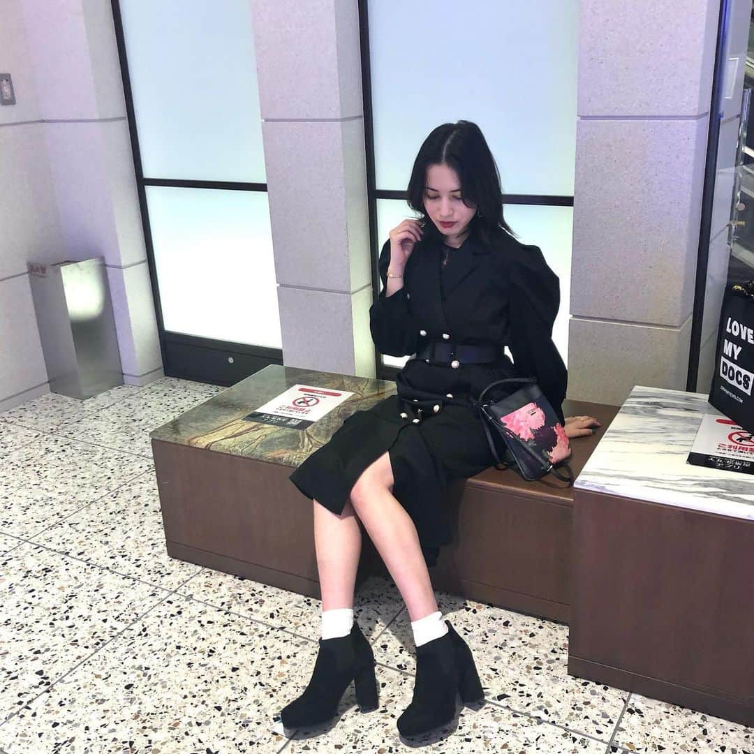 レイモンド愛華のインスタグラム：「久しぶりに家から出た   #ootd #fashion #black」